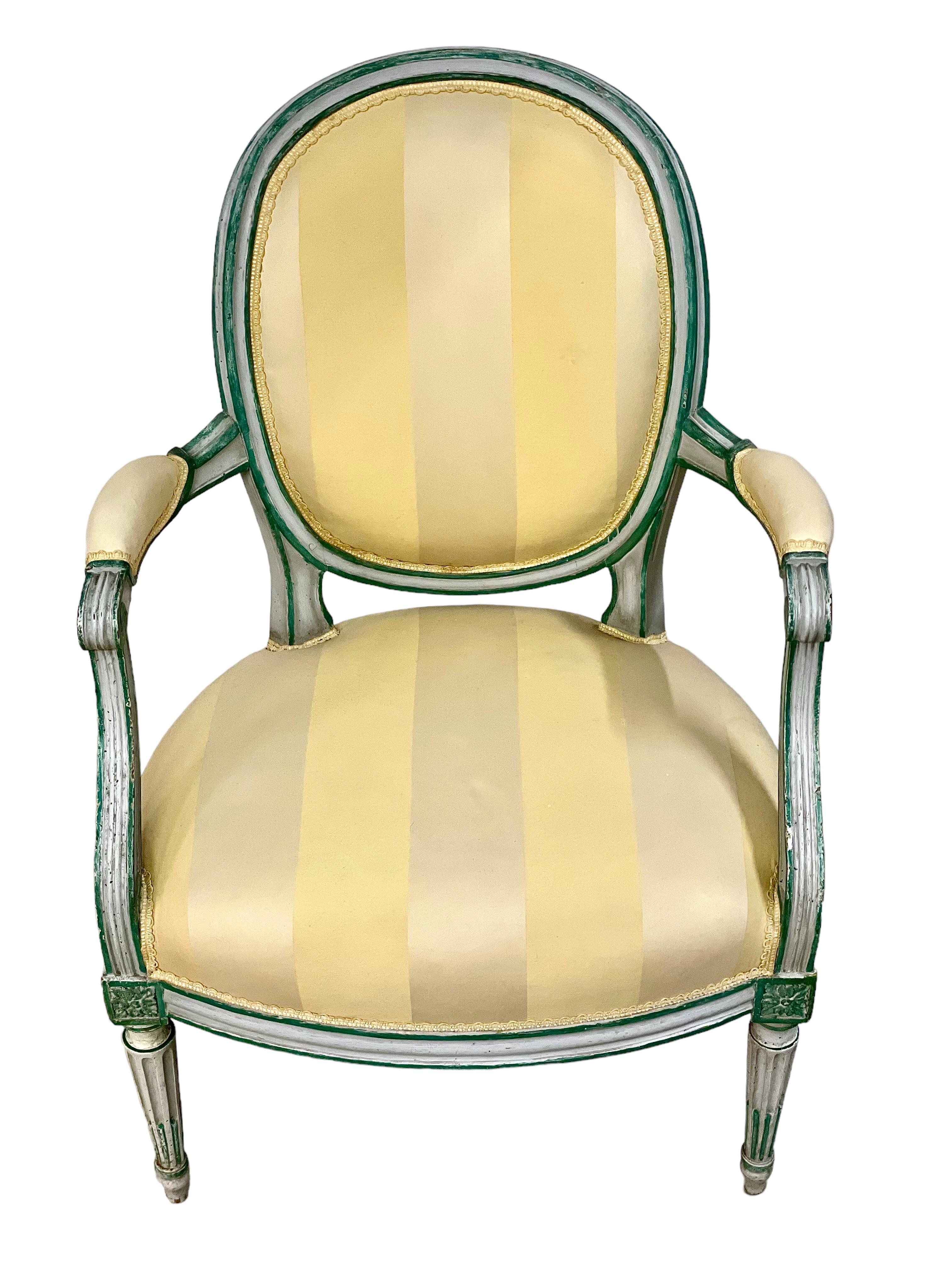 Louis XVI Period Pair of Cabriolet Médaillon Armchairs 18th Century For Sale 4