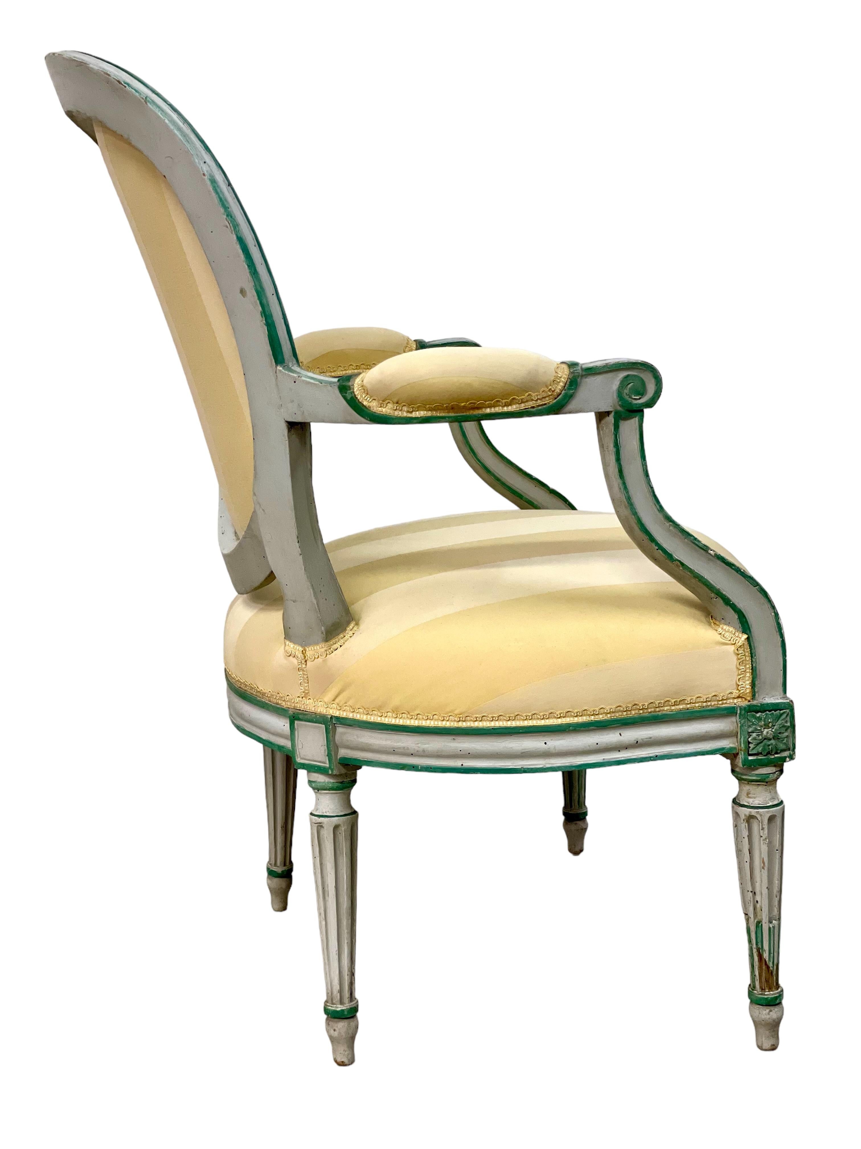 Louis XVI Period Pair of Cabriolet Médaillon Armchairs 18th Century For Sale 3
