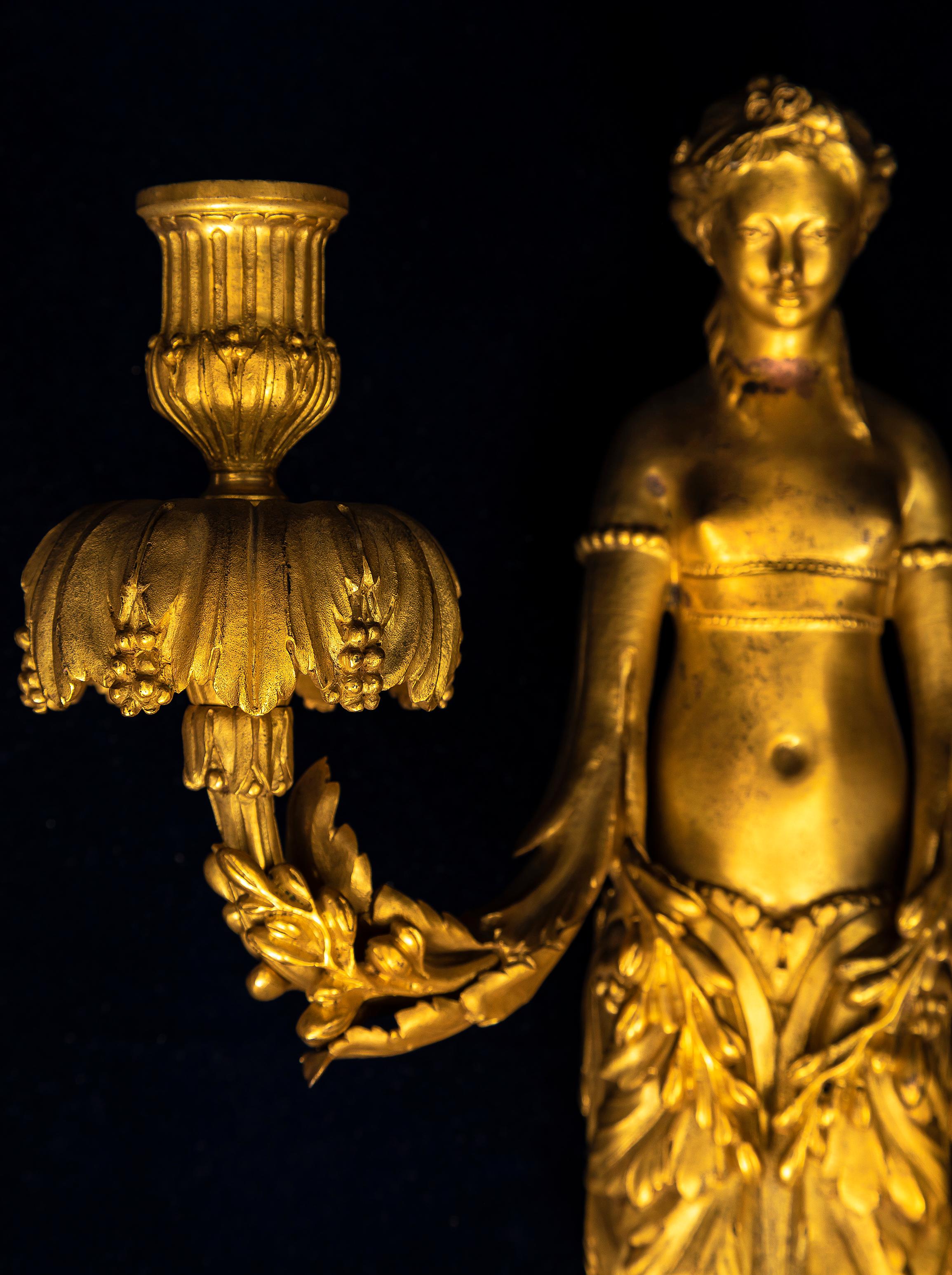 Coppia di appliques/consolle da parete neoclassiche a forma di fanciulla in Ormolu del periodo Luigi XVI in vendita 3