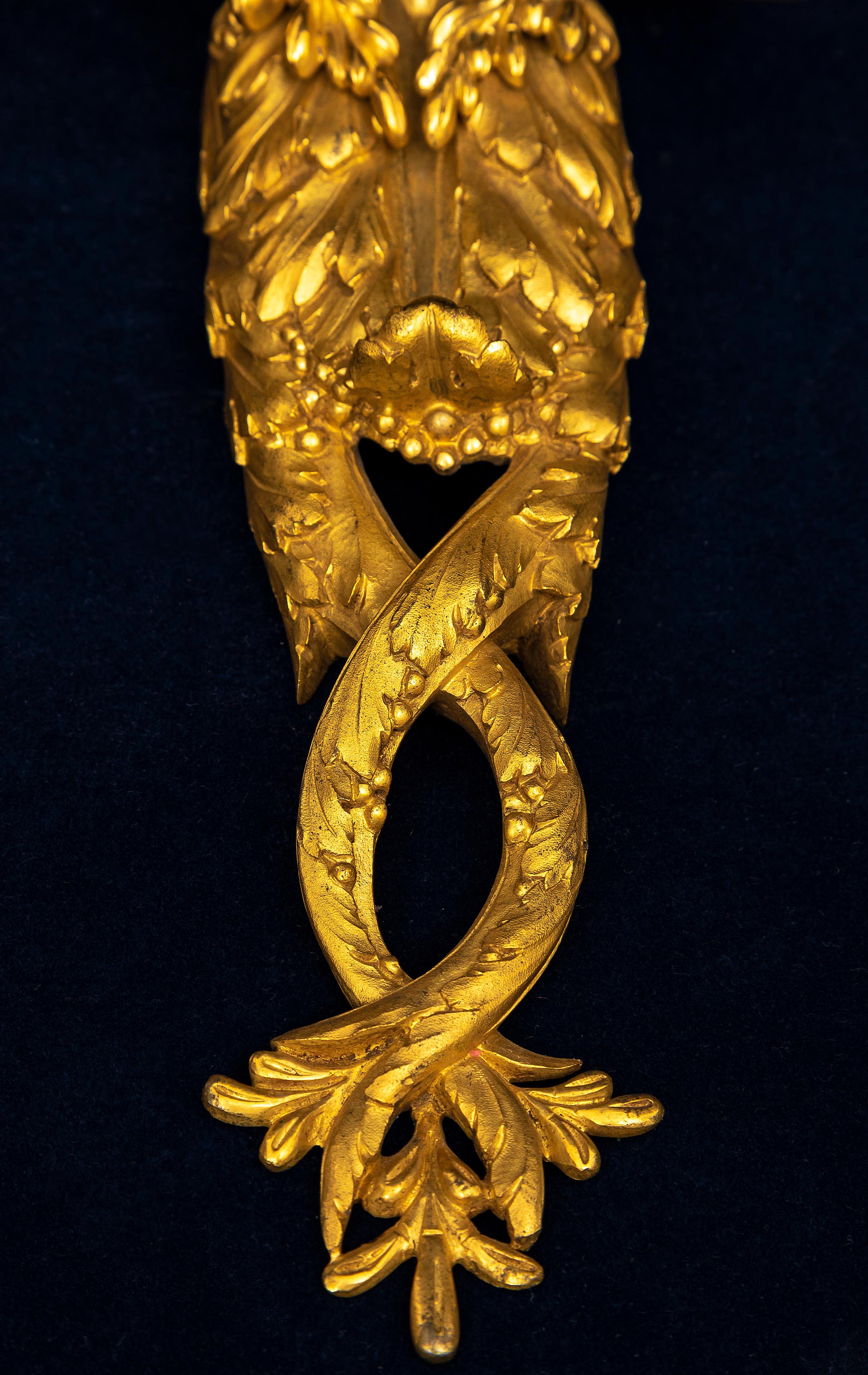 Coppia di appliques/consolle da parete neoclassiche a forma di fanciulla in Ormolu del periodo Luigi XVI in vendita 8
