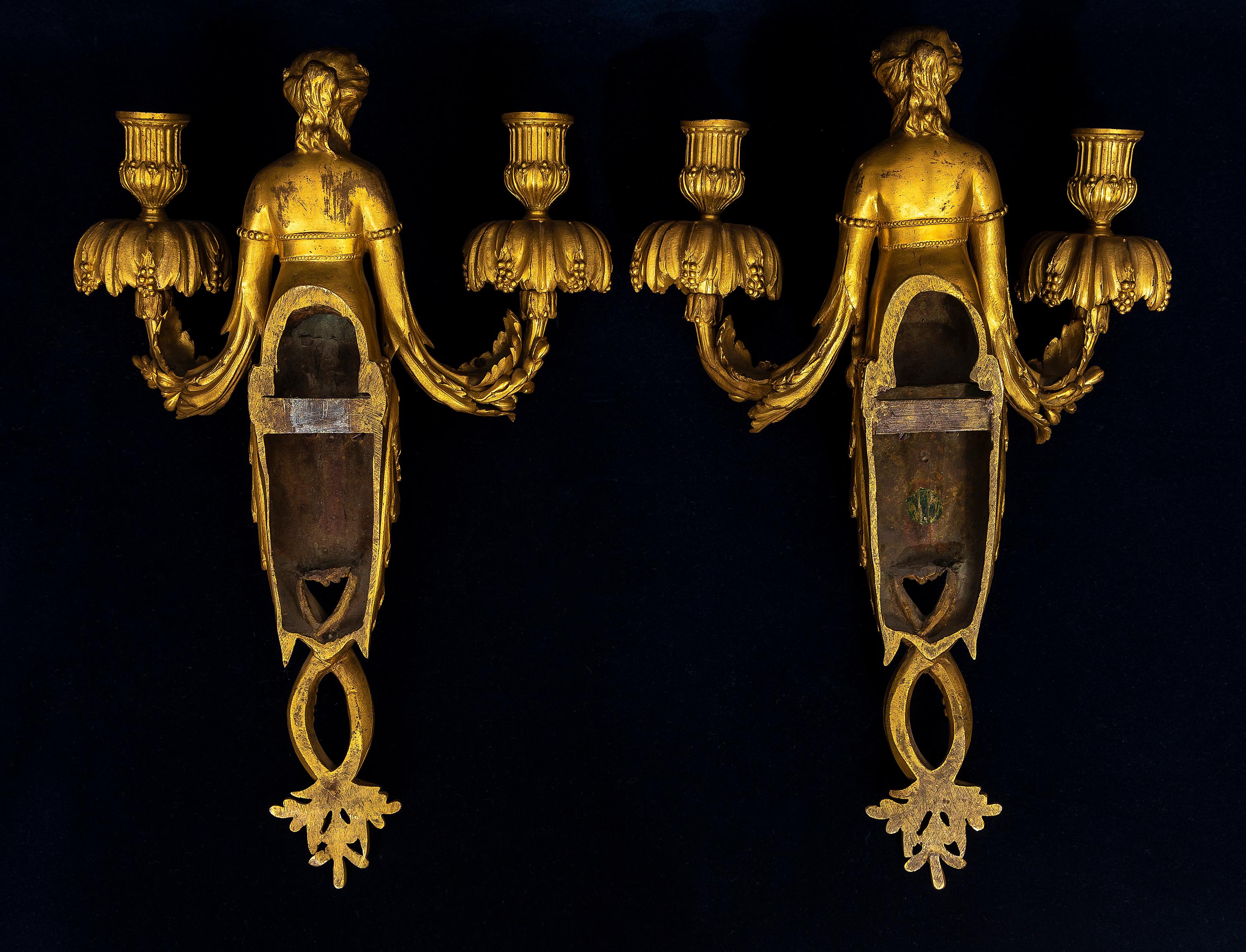 Francese Coppia di appliques/consolle da parete neoclassiche a forma di fanciulla in Ormolu del periodo Luigi XVI in vendita