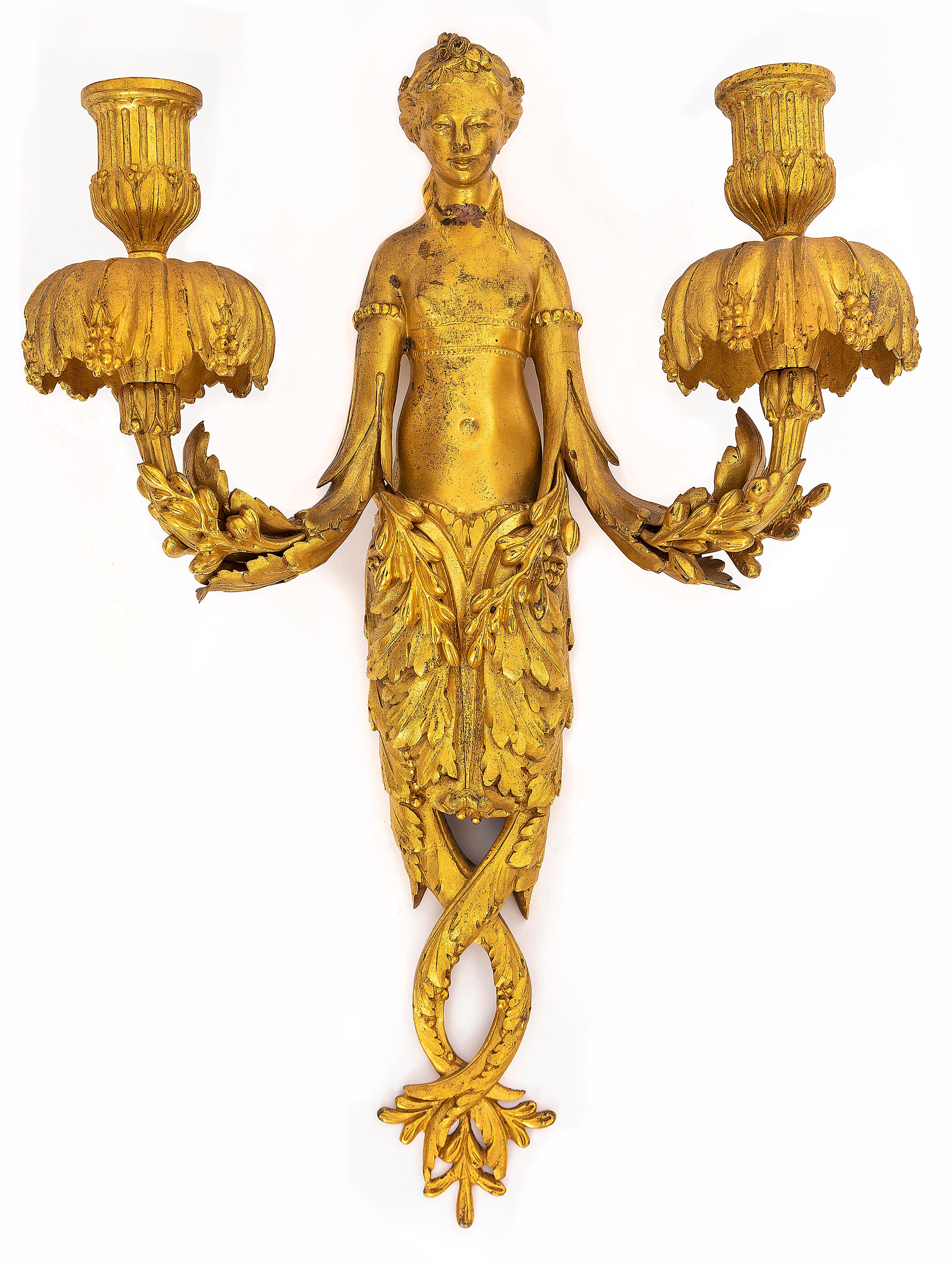 Dorato Coppia di appliques/consolle da parete neoclassiche a forma di fanciulla in Ormolu del periodo Luigi XVI in vendita