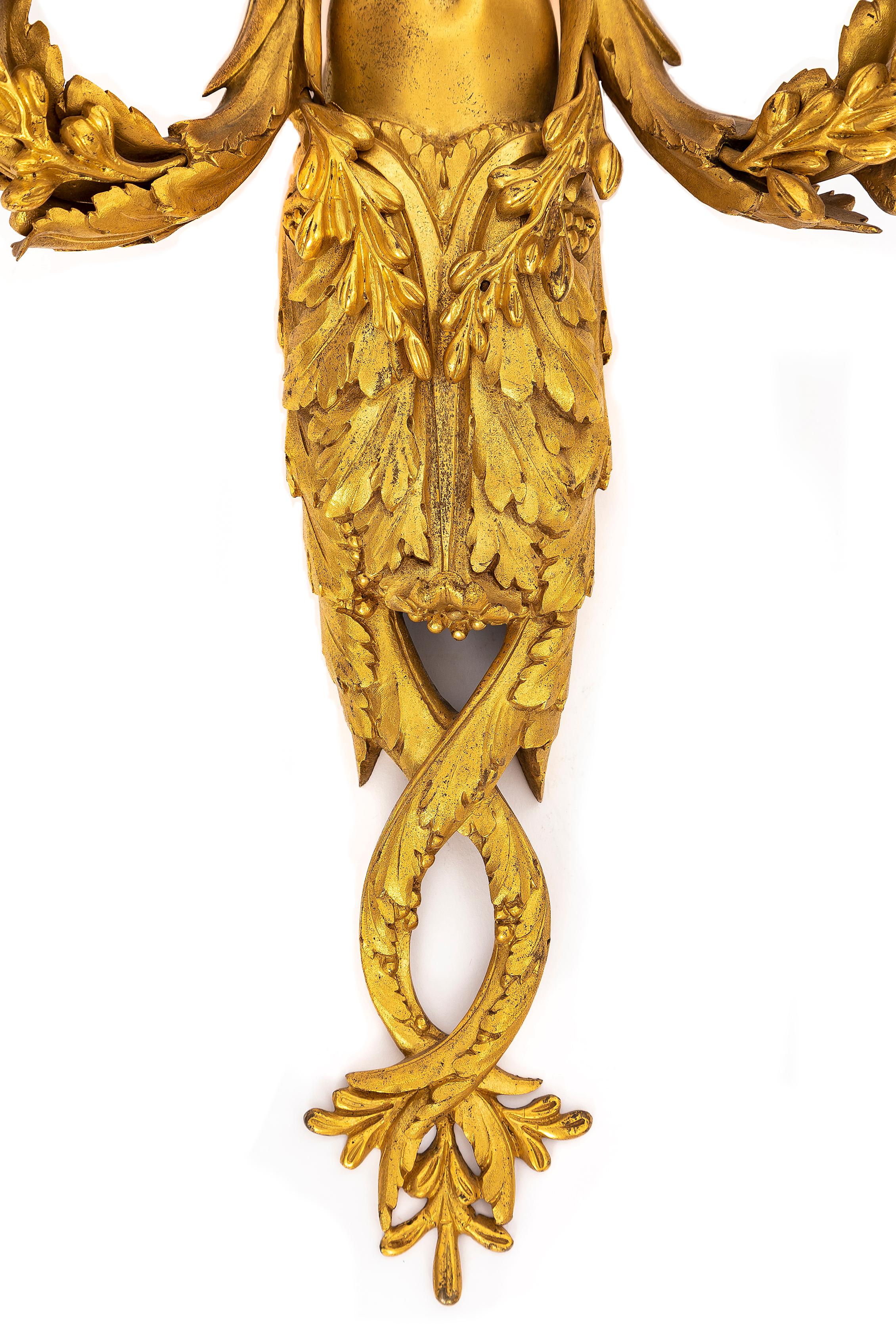 Similoro Coppia di appliques/consolle da parete neoclassiche a forma di fanciulla in Ormolu del periodo Luigi XVI in vendita
