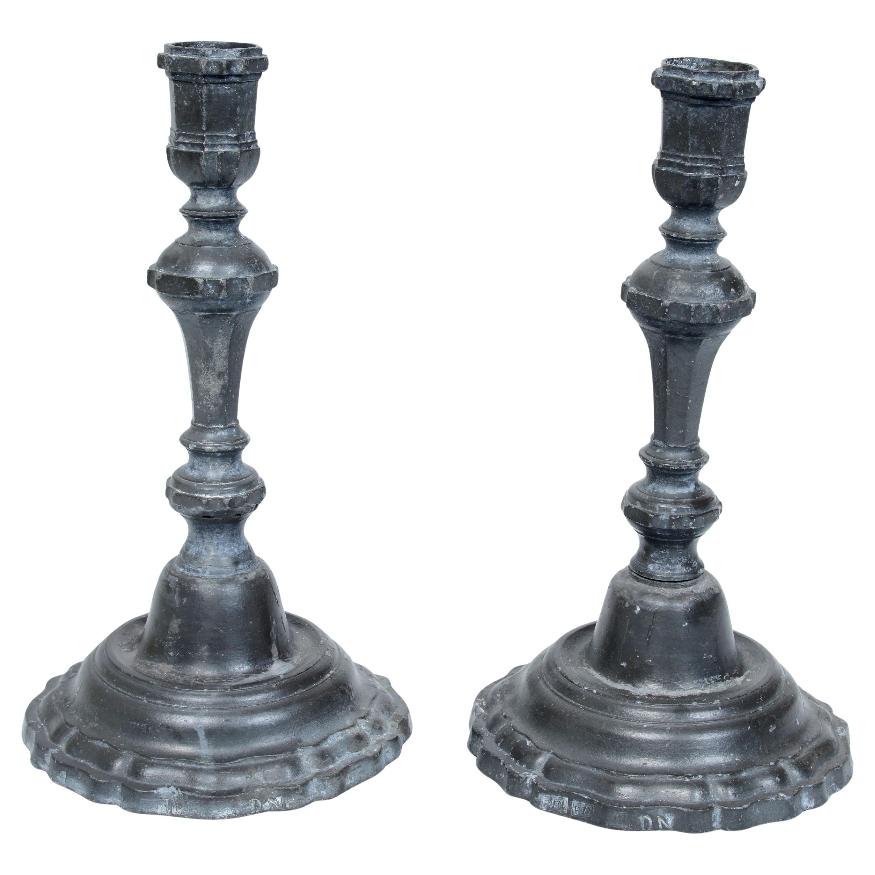 Coppia di candelabri in peltro Louis XVI contrassegnati da "DN" e "Etain Fin" (peltro pregiato)