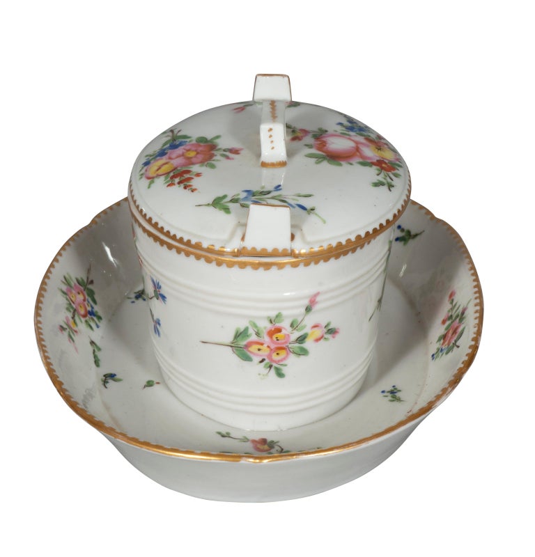 Pareja de mantequeras con pie de porcelana Luis XVI en venta en