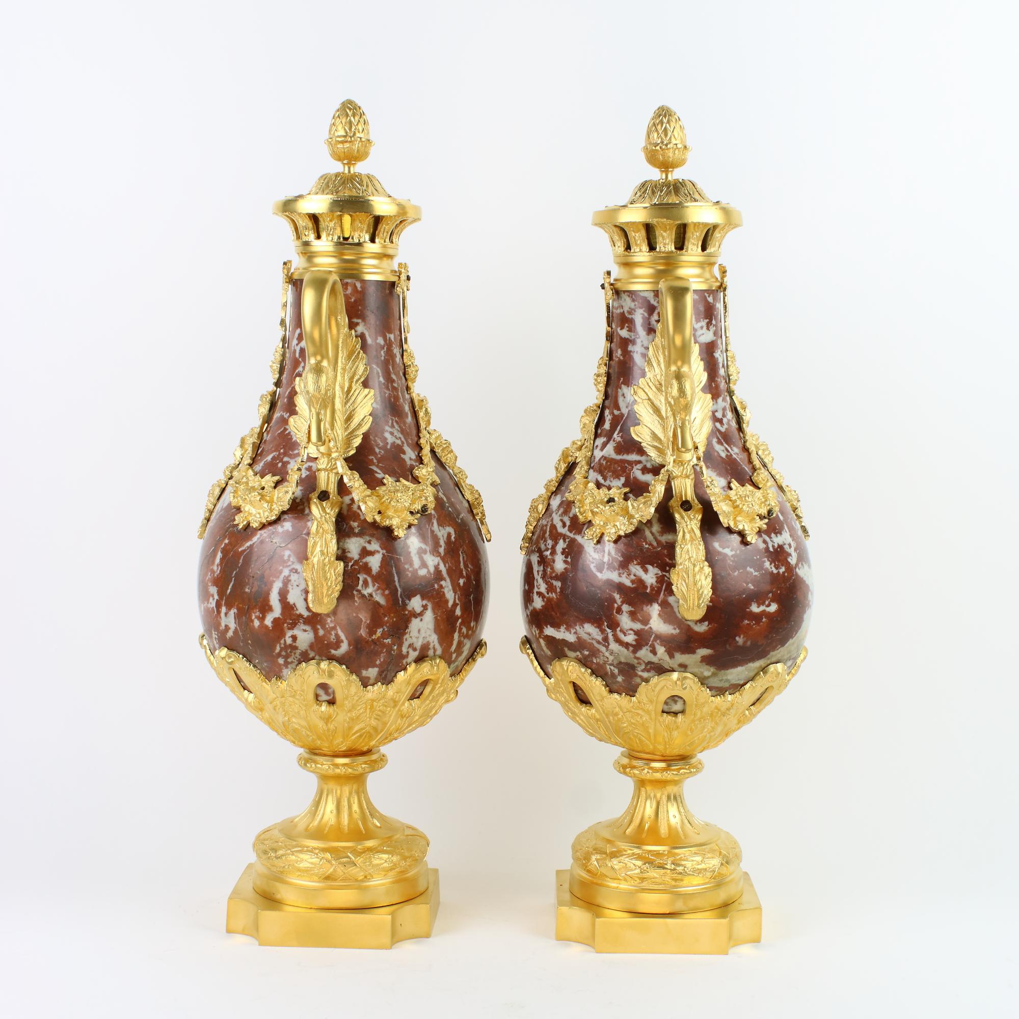 Pair of Louis XVI Red Marble and Gilt Bronze Swan Handles Decorative Vases In Good Condition For Sale In Berlin, DE