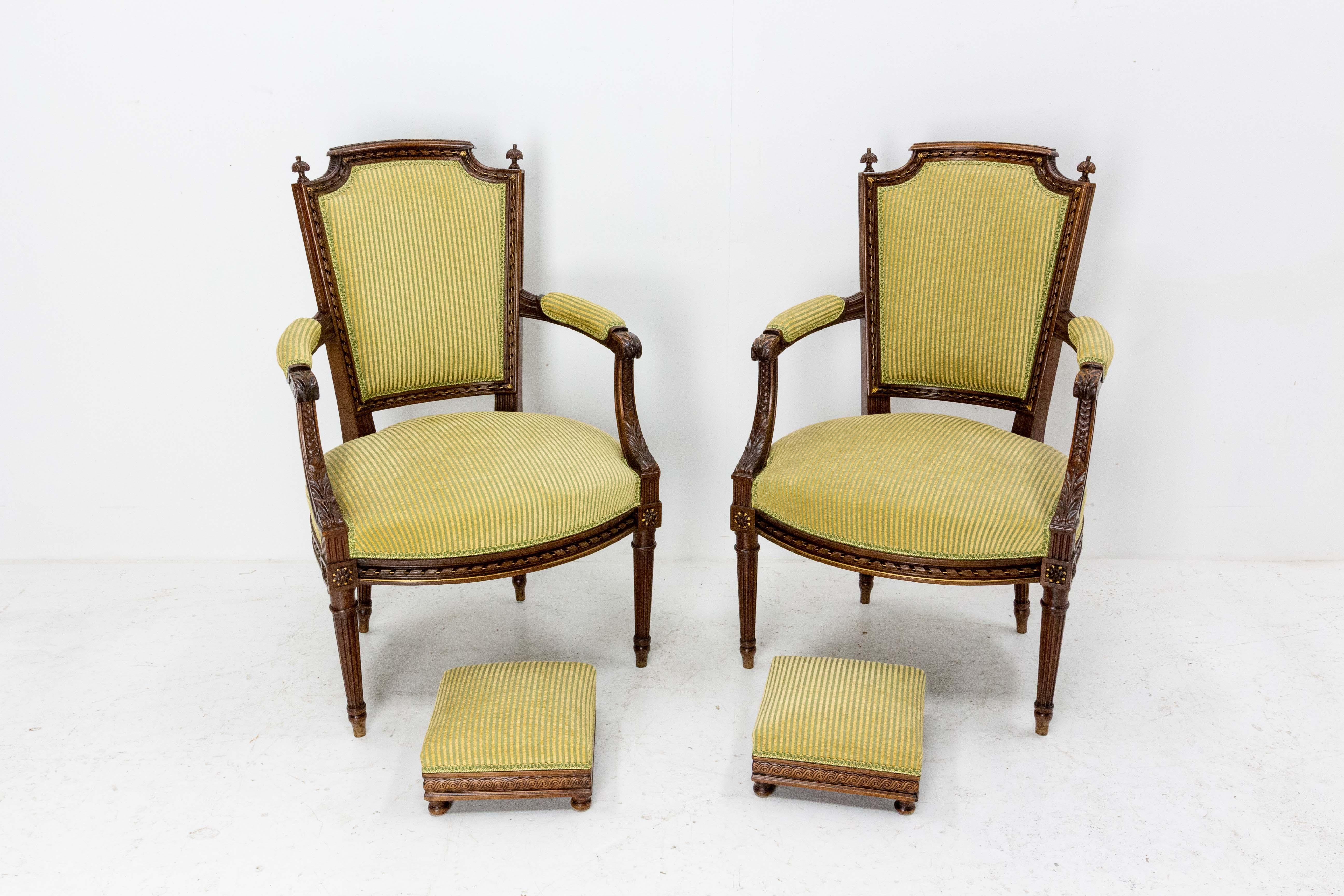 Pair of French fauteuils, open armchairs side or desk chairs Louis XVI revival,
Very fine sculptures with golden elements. Vegetal motifs: flowers and leaves and geometrical patterns, fluted feet.
Fine and precise work, high quality pieces
Circa
