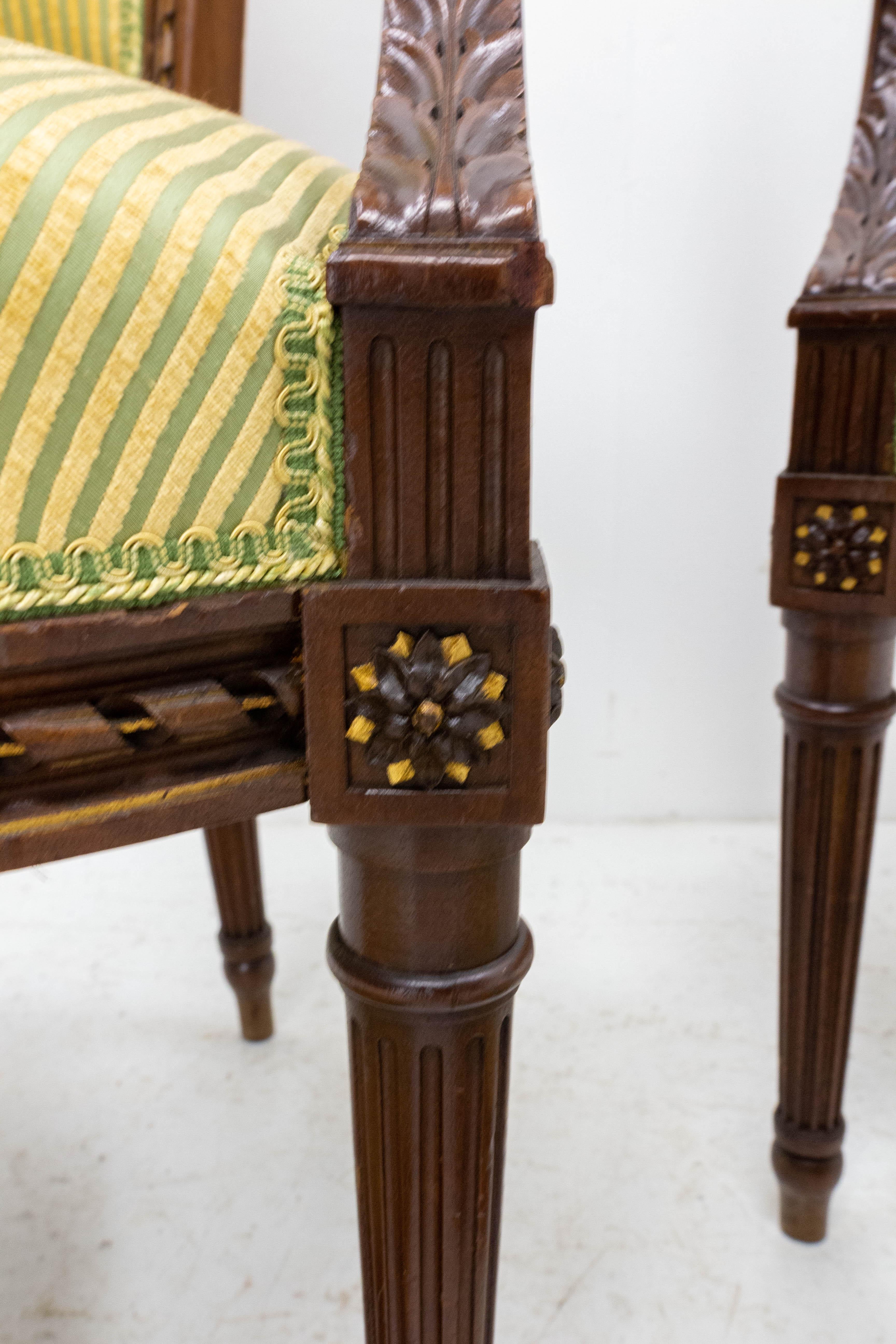 Offene Sessel im Louis-XVI-Stil mit Fußhockern, französisch, Mitte des Jahrhunderts, Paar (Walnuss) im Angebot