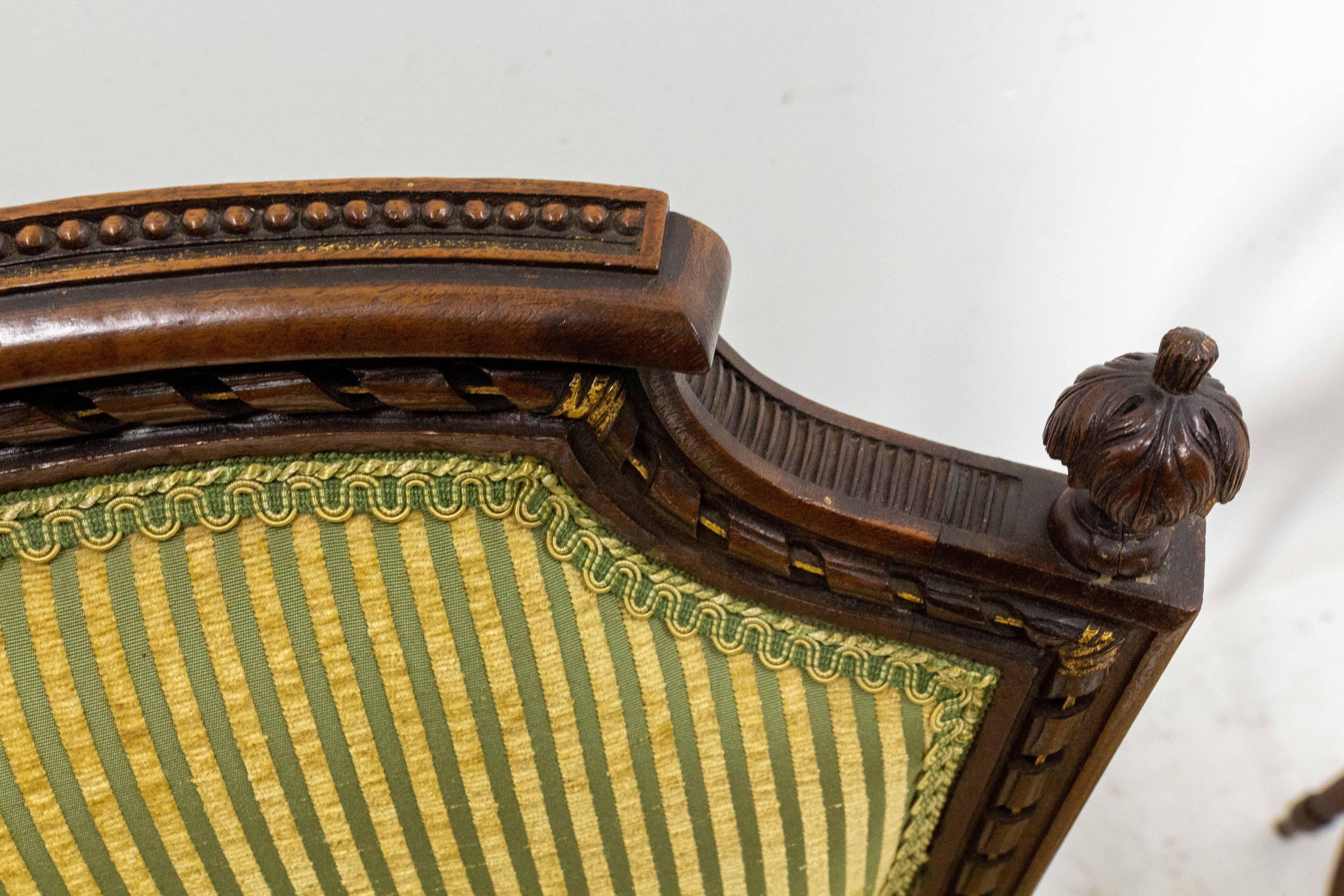 Offene Sessel im Louis-XVI-Stil mit Fußhockern, französisch, Mitte des Jahrhunderts, Paar im Angebot 1