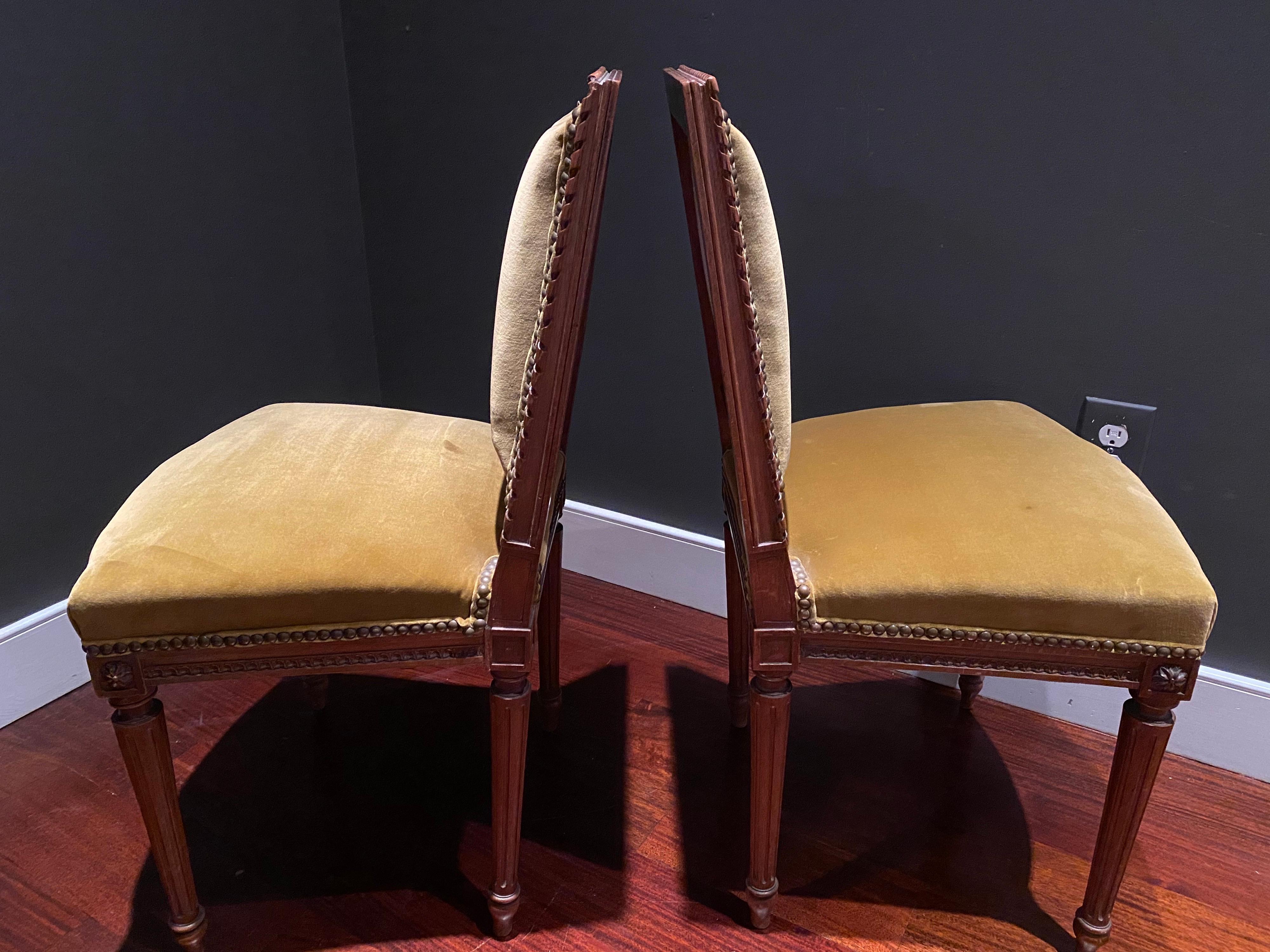 Ein Paar Louis XVI-Beistellstühle (Louis XVI.) im Angebot