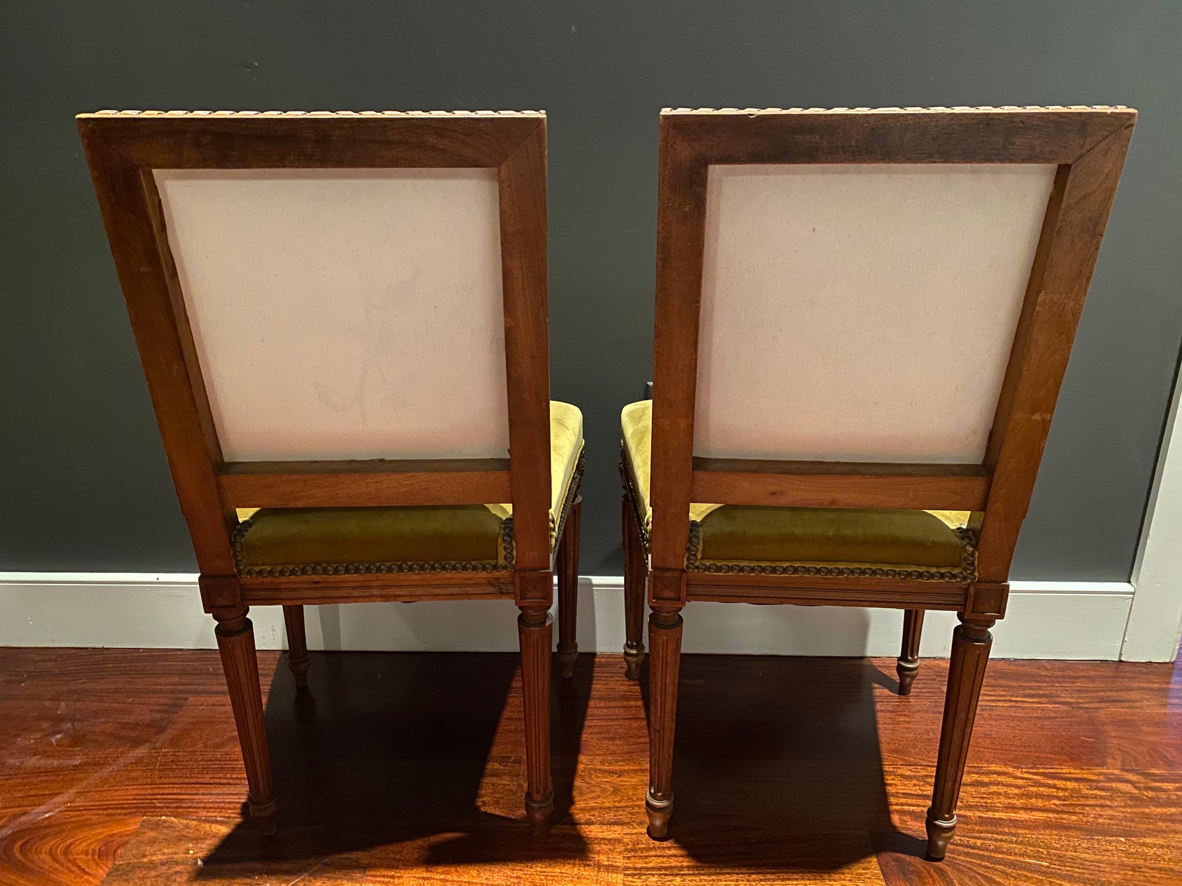 Ein Paar Louis XVI-Beistellstühle (Französisch) im Angebot