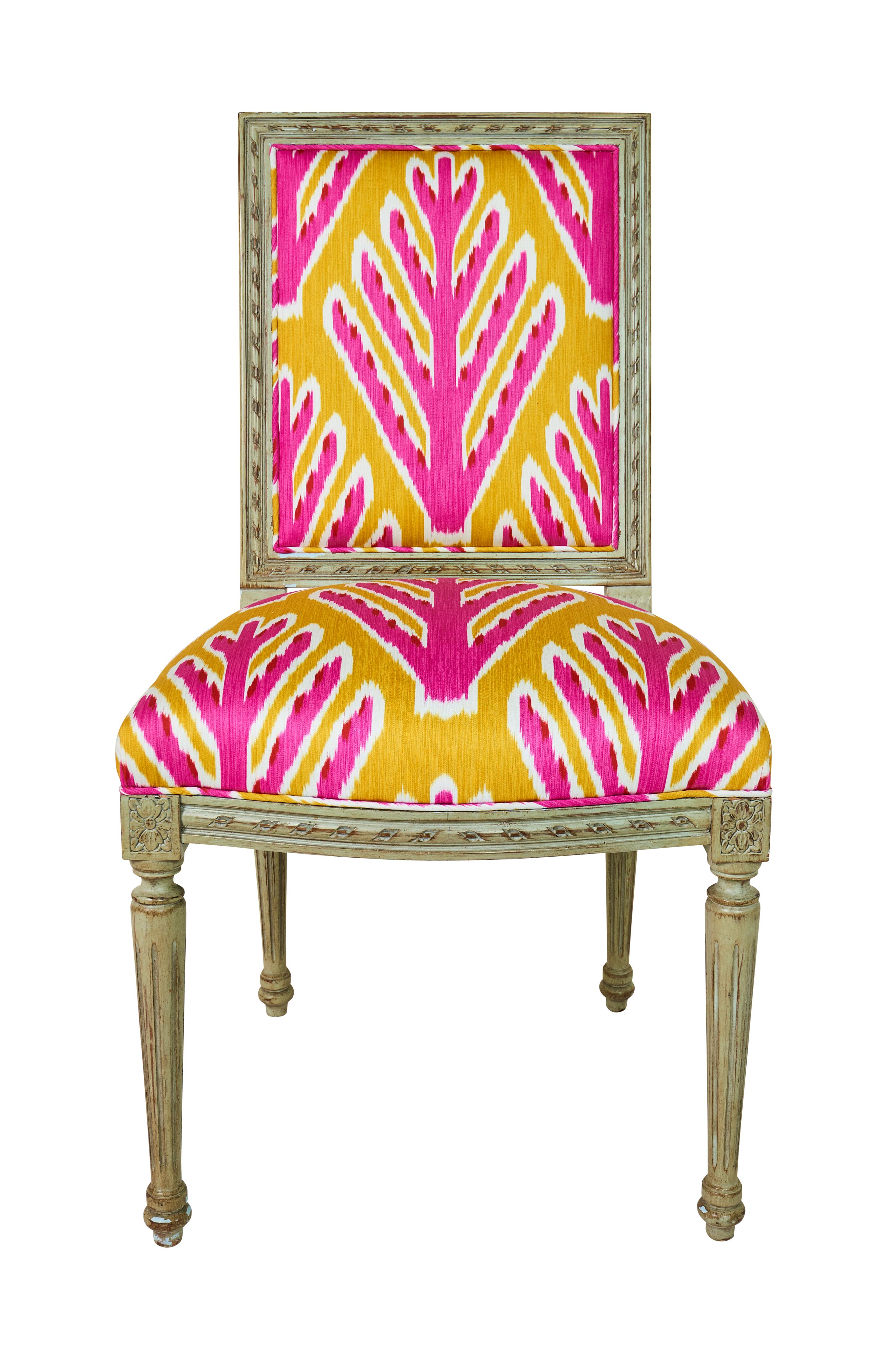 Ces chaises latérales Louis XVI sont tapissées de tissu Johnson Hartig/Libertine pour Schumacher Bodhi Tree en jaune et rose (178560).