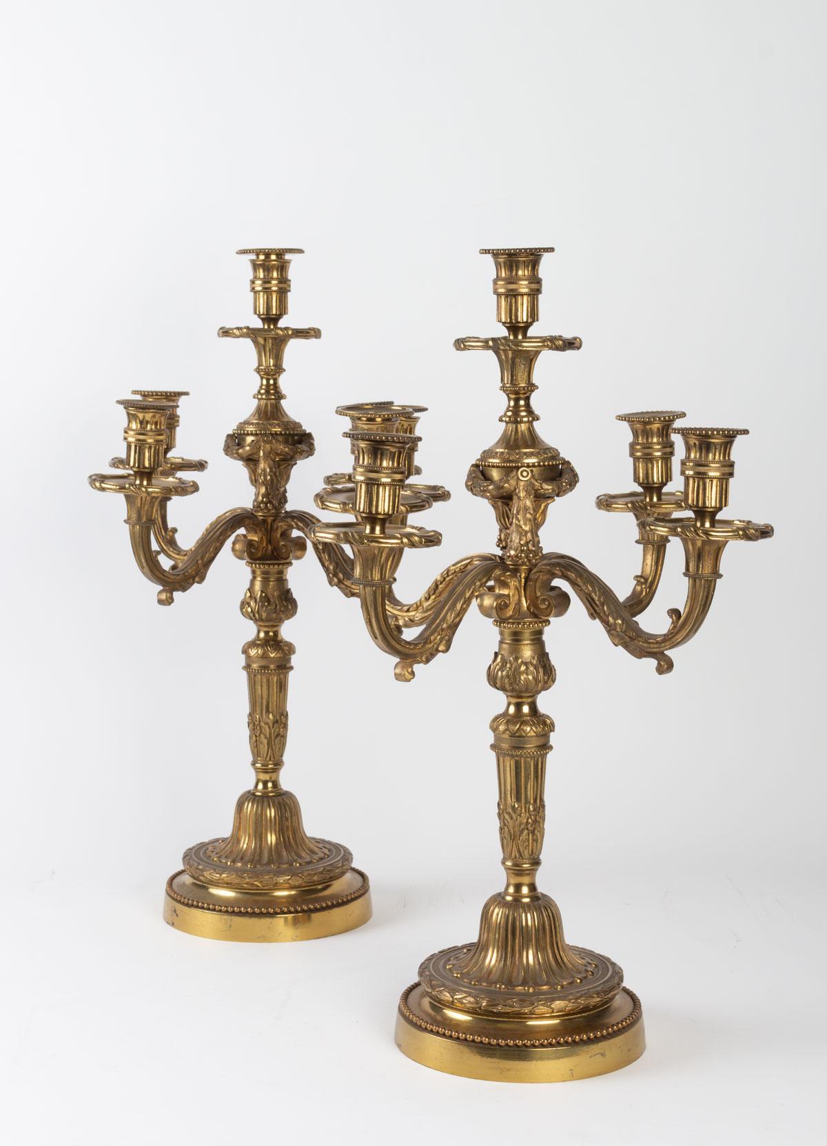 Pair of Louis XVI style 5-light candelabra in gilded bronze, original gilding, French work, circa 1860. Wearing in the gilding, one of the branches slightly twisted.
Measures: H 52cm, L 35cm.