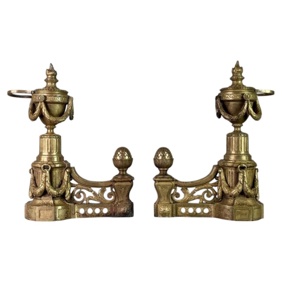 Paire de chenets de style Louis XVI en bronze doré, 19e siècle
