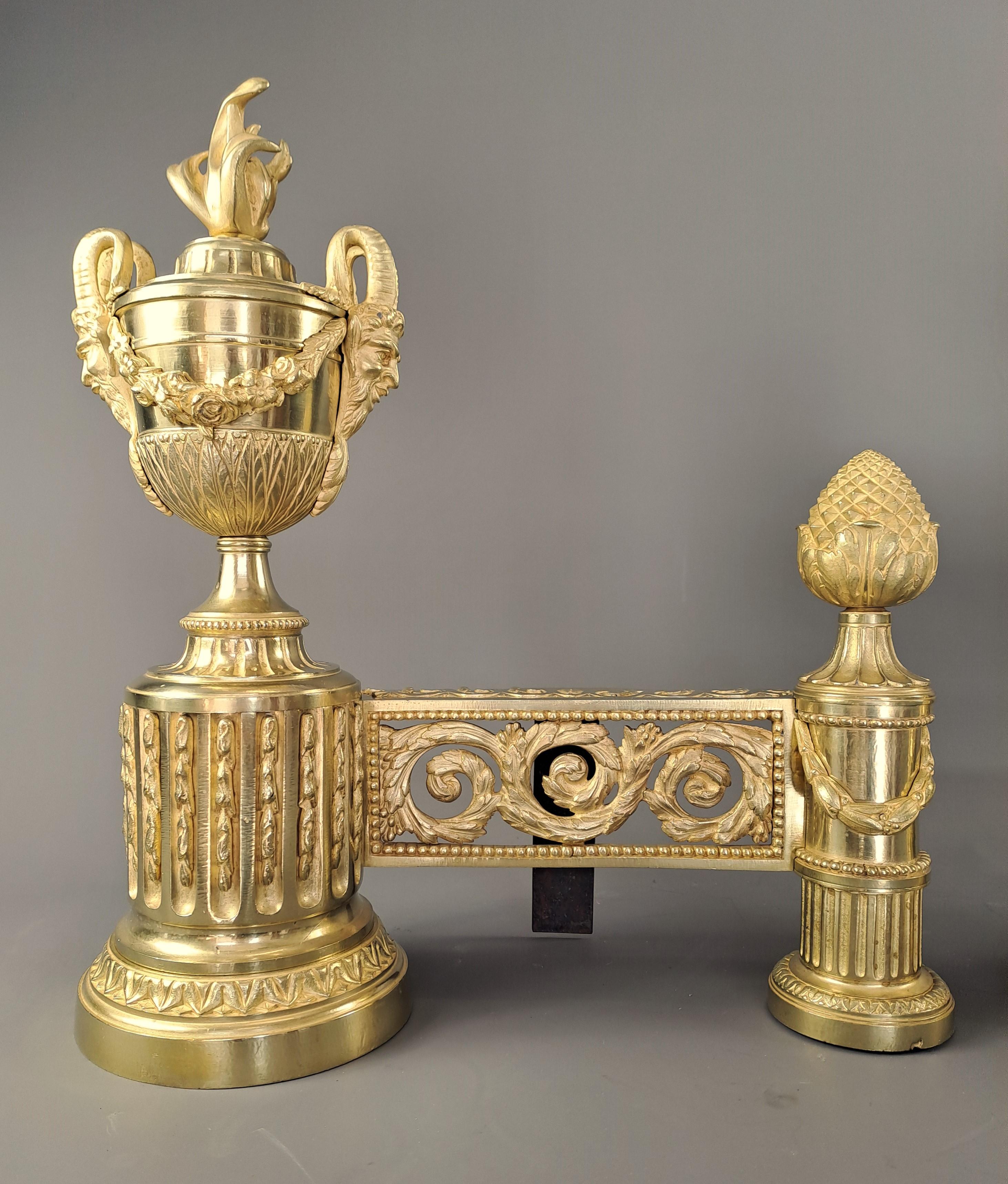 Paar Feuerböcke im Louis-XVI.-Stil aus vergoldeter Bronze im Angebot 6