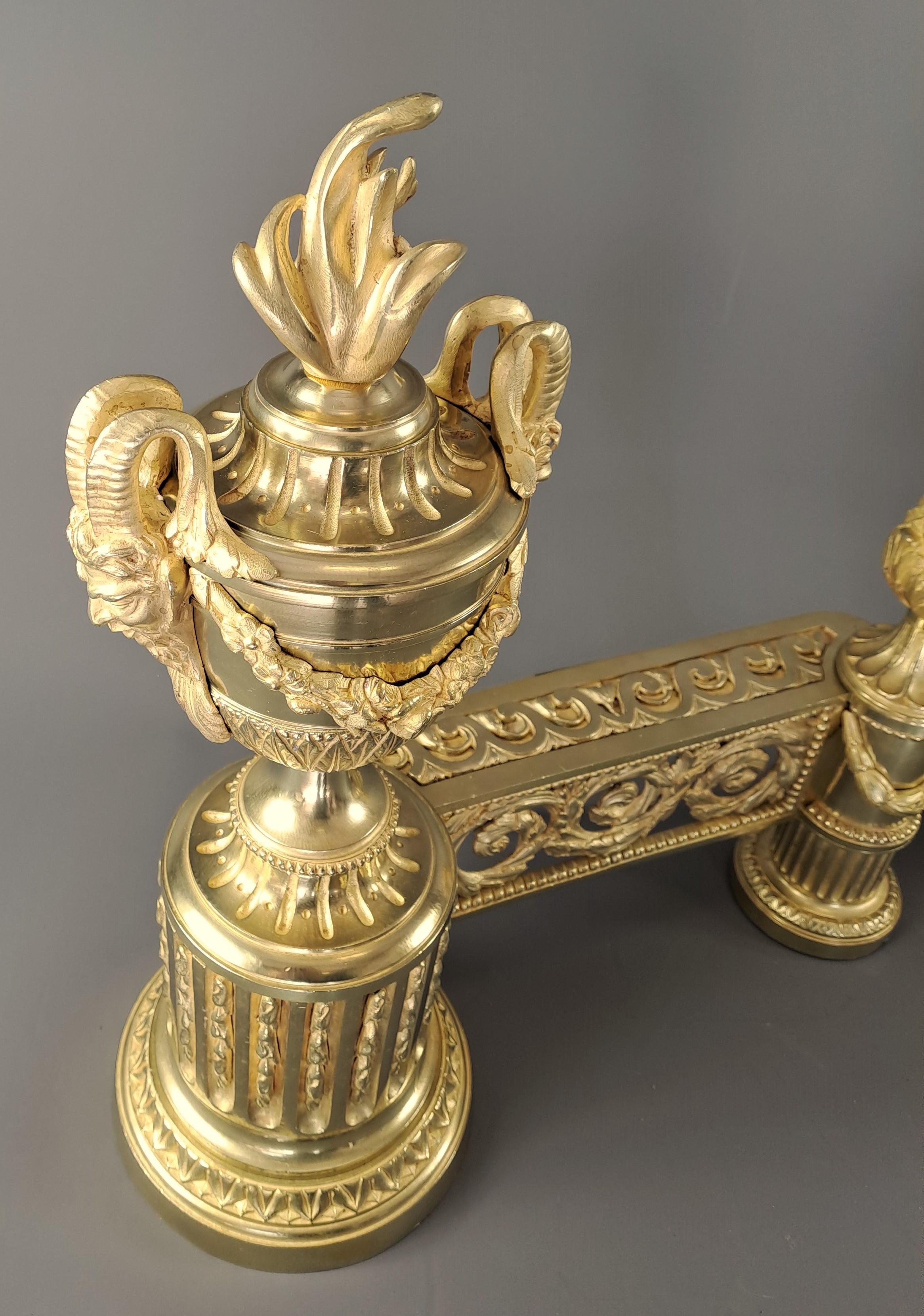 Paar Feuerböcke im Louis-XVI.-Stil aus vergoldeter Bronze (19. Jahrhundert) im Angebot