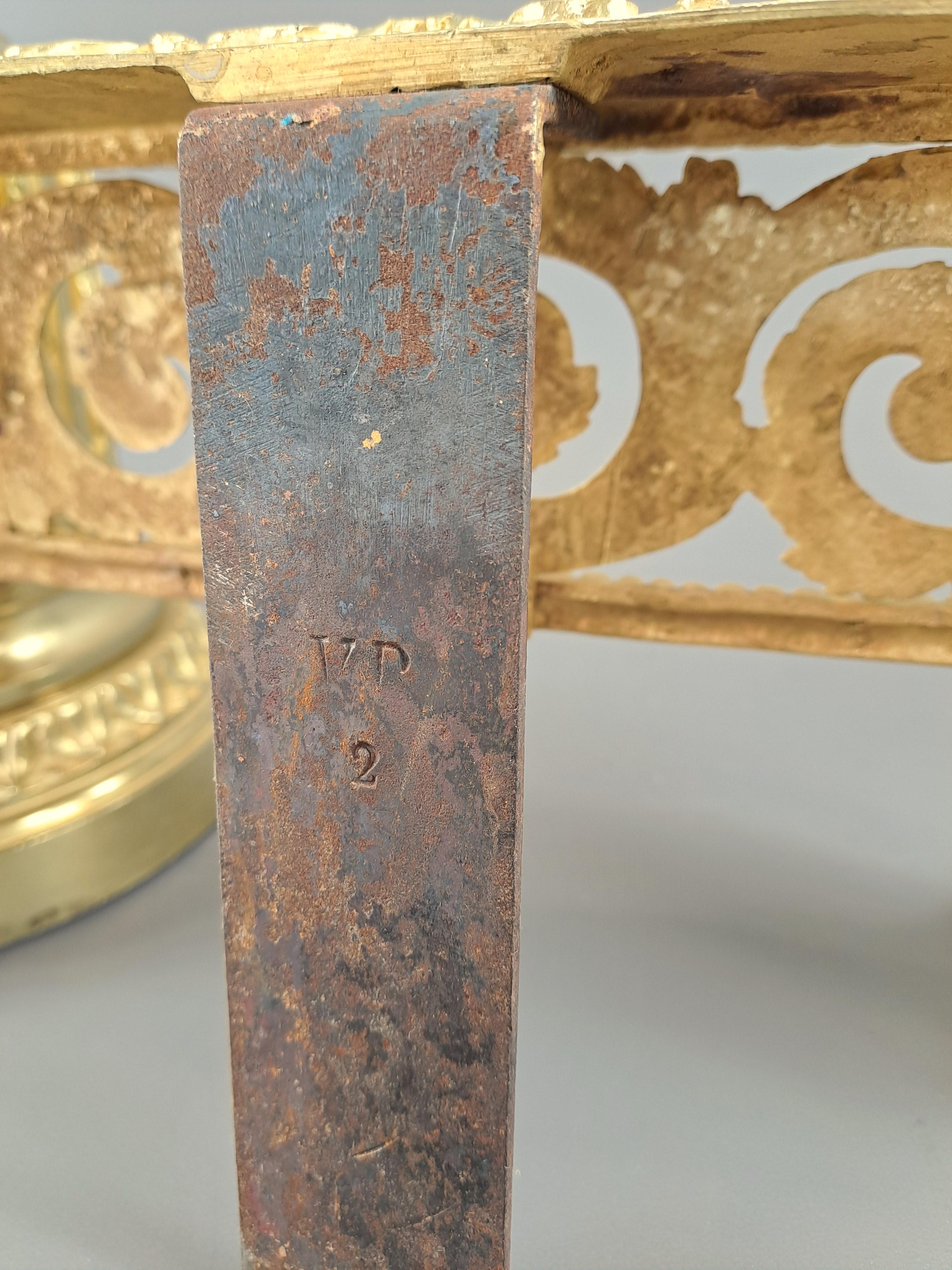 Paar Feuerböcke im Louis-XVI.-Stil aus vergoldeter Bronze im Angebot 2