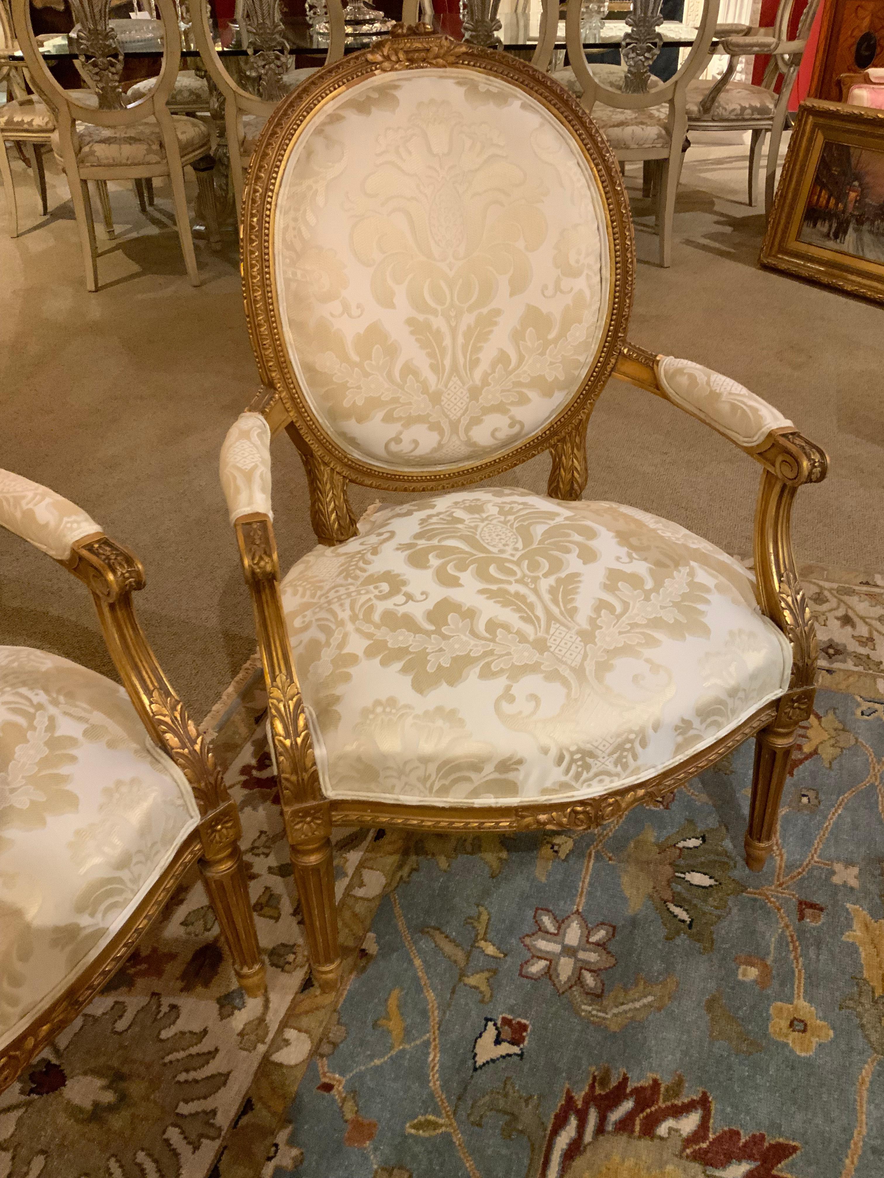 Der klassische Louis XVI-Stil macht diese Stühle so begehrenswert.
Feine Schnitzereien aus Goldholz und Tischlerarbeiten sind offensichtlich.
Sie sind gut konstruiert und haben keine losen Verbindungen.
Sie sitzen sehr gut und die Sitze sind breit