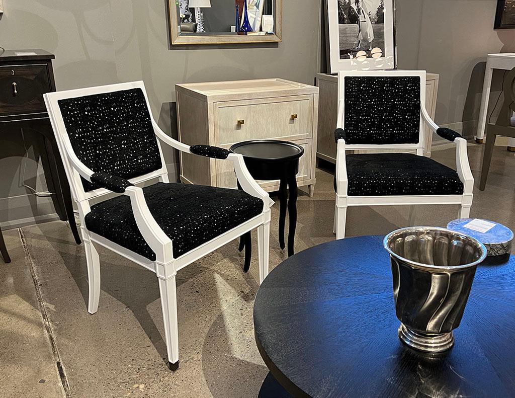 Paar Sessel im Louis-XVI.-Stil in Schwarz und Weiß im Angebot 10