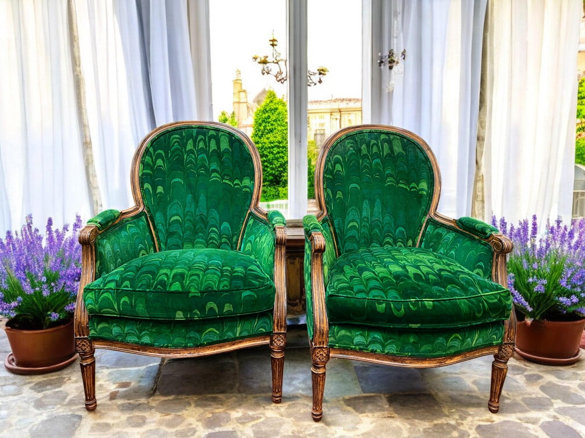 Coppia di poltrone Fauteuil in stile Luigi XVI realizzate da Lewis Mittman Inc. Le sedie sono rivestite in un velluto verde vibrante a contrasto di Jack Lenor Larson con un motivo a pavone.  Il dettaglio della doppia avvolgitura in tutta la