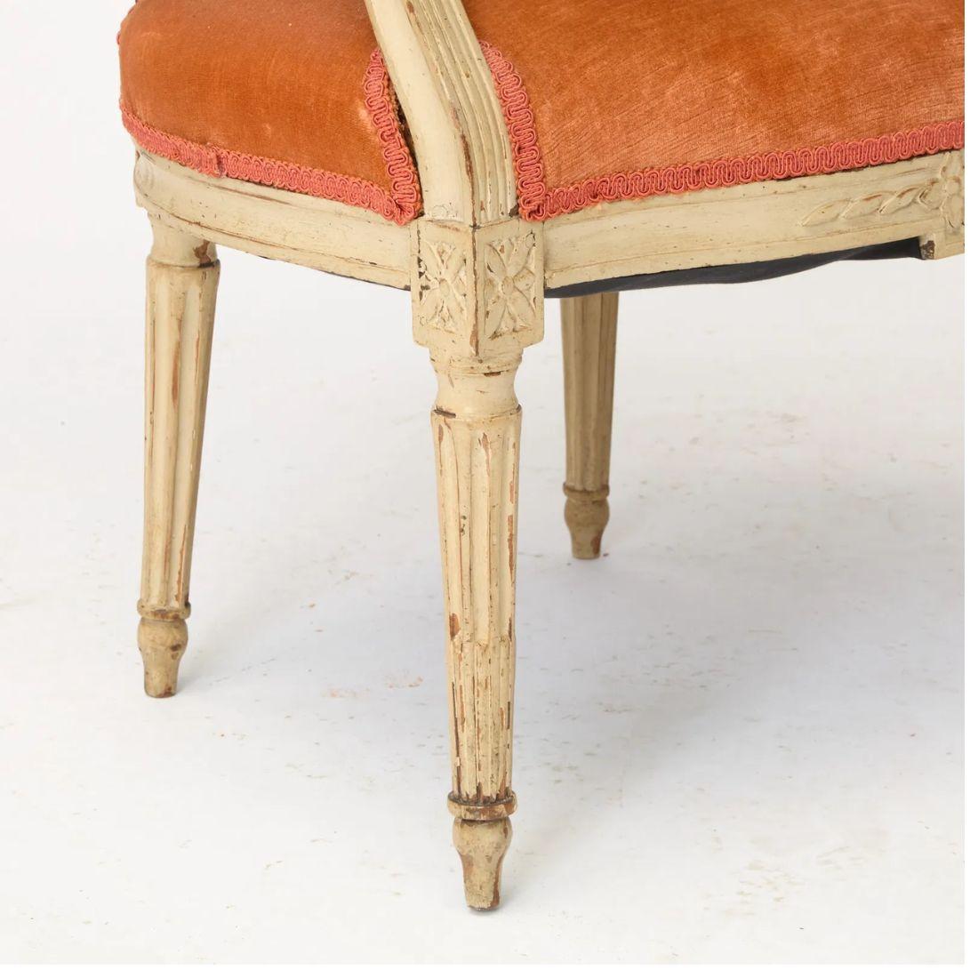 Une paire de fauteuils de style Louis XVI, fabriqués vers 1770, incarne l'élégance et le raffinement du design français de la fin du XVIIIe siècle. Les cadres en bois finement sculptés sont dotés de délicats pieds cannelés, caractéristiques de la