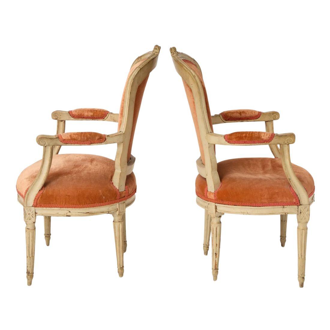 Sculpté à la main Paire de fauteuils de style Louis XVI, vers le 18ème siècle en vente