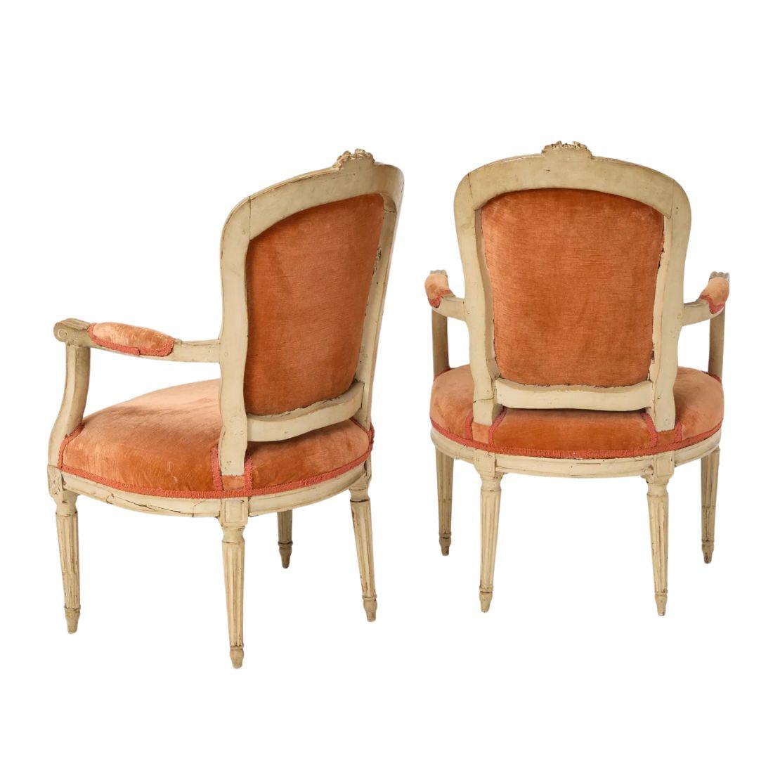 Paire de fauteuils de style Louis XVI, vers le 18ème siècle État moyen - En vente à Locust Valley, NY