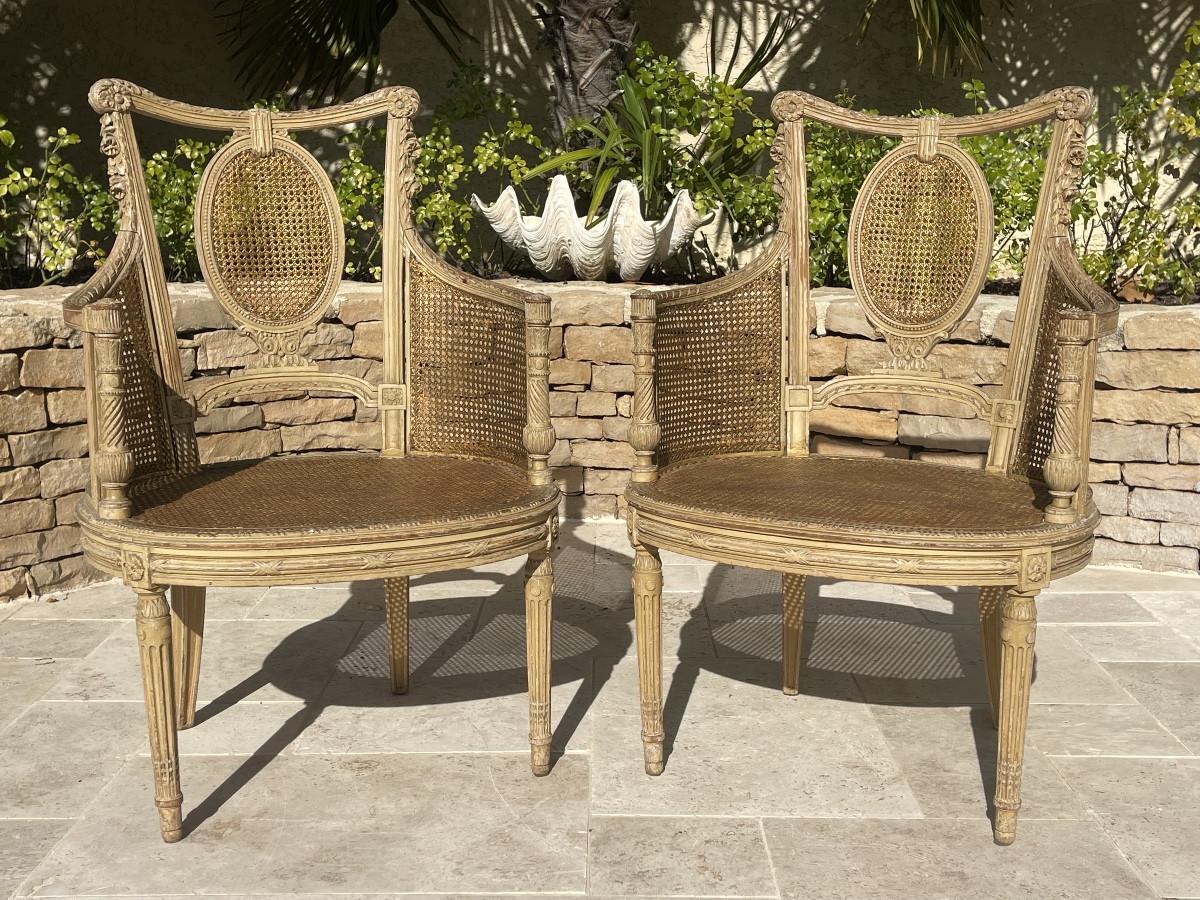 Paire de fauteuils de style Louis XVI en bois laqué avec cannage d'origine. La ligne est très élégante, le détail est soigné, c'est une belle paire à mettre dans un salon. Travail français probablement parisien vers 1880. La canne est en très bon