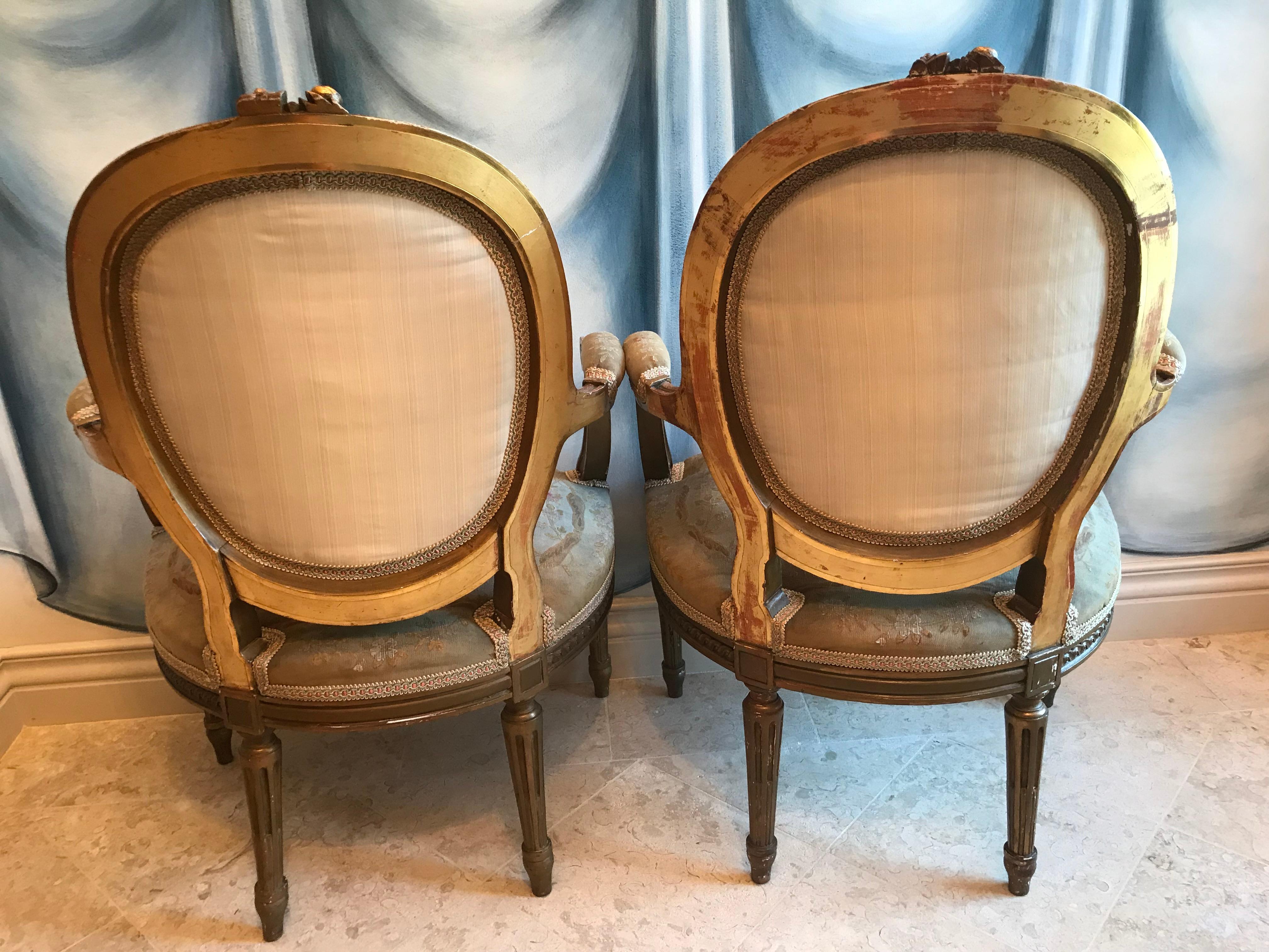 Milieu du XIXe siècle Paire de fauteuils de style Louis XVI en vente
