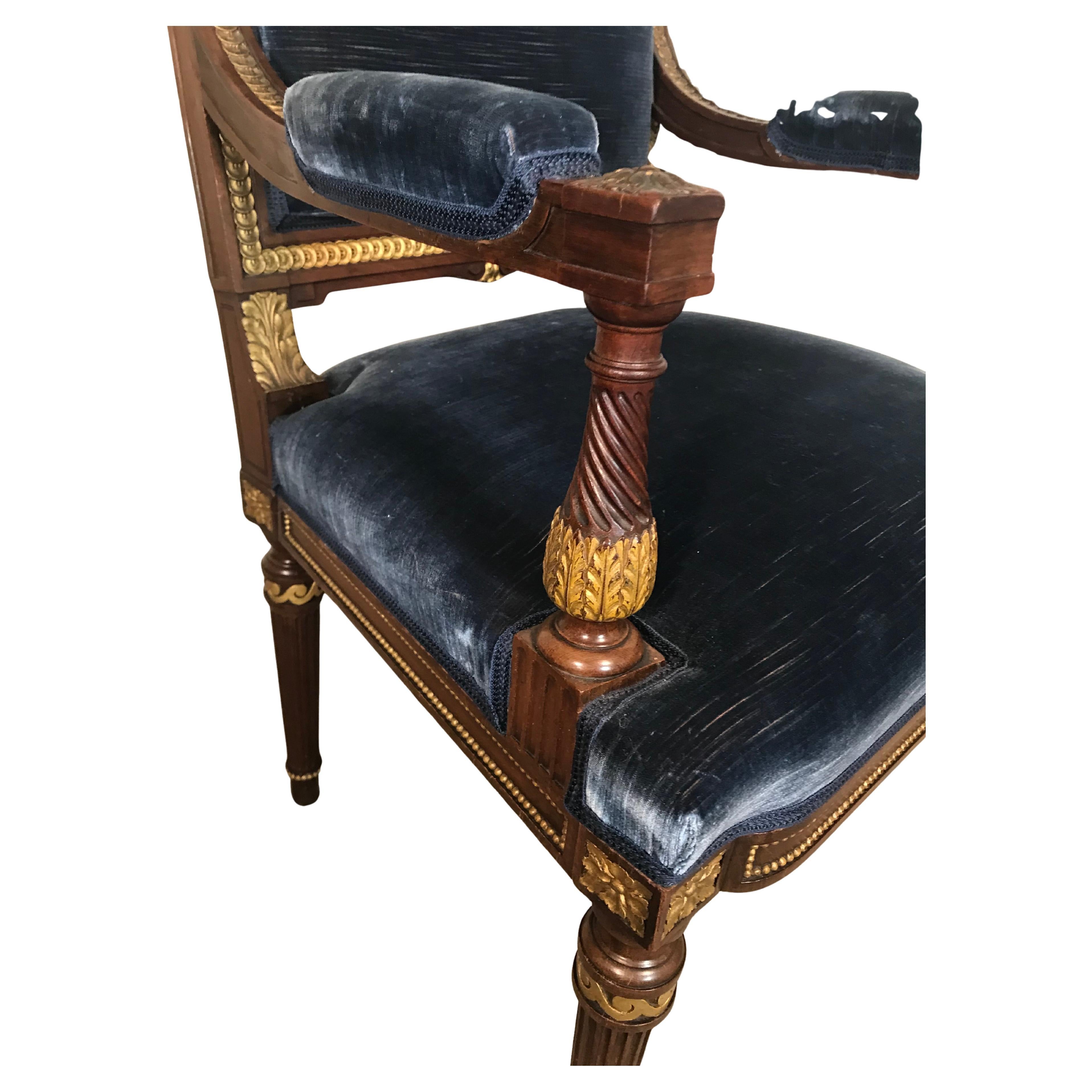 Coppia di poltrone in stile Luigi XVI del XIX secolo - Noce francese con accenti in legno dorato, intaglio neoclassico

Porta un'eleganza senza tempo nei tuoi interni con questa coppia di poltrone in stile Luigi XVI provenienti dalla Francia del XIX