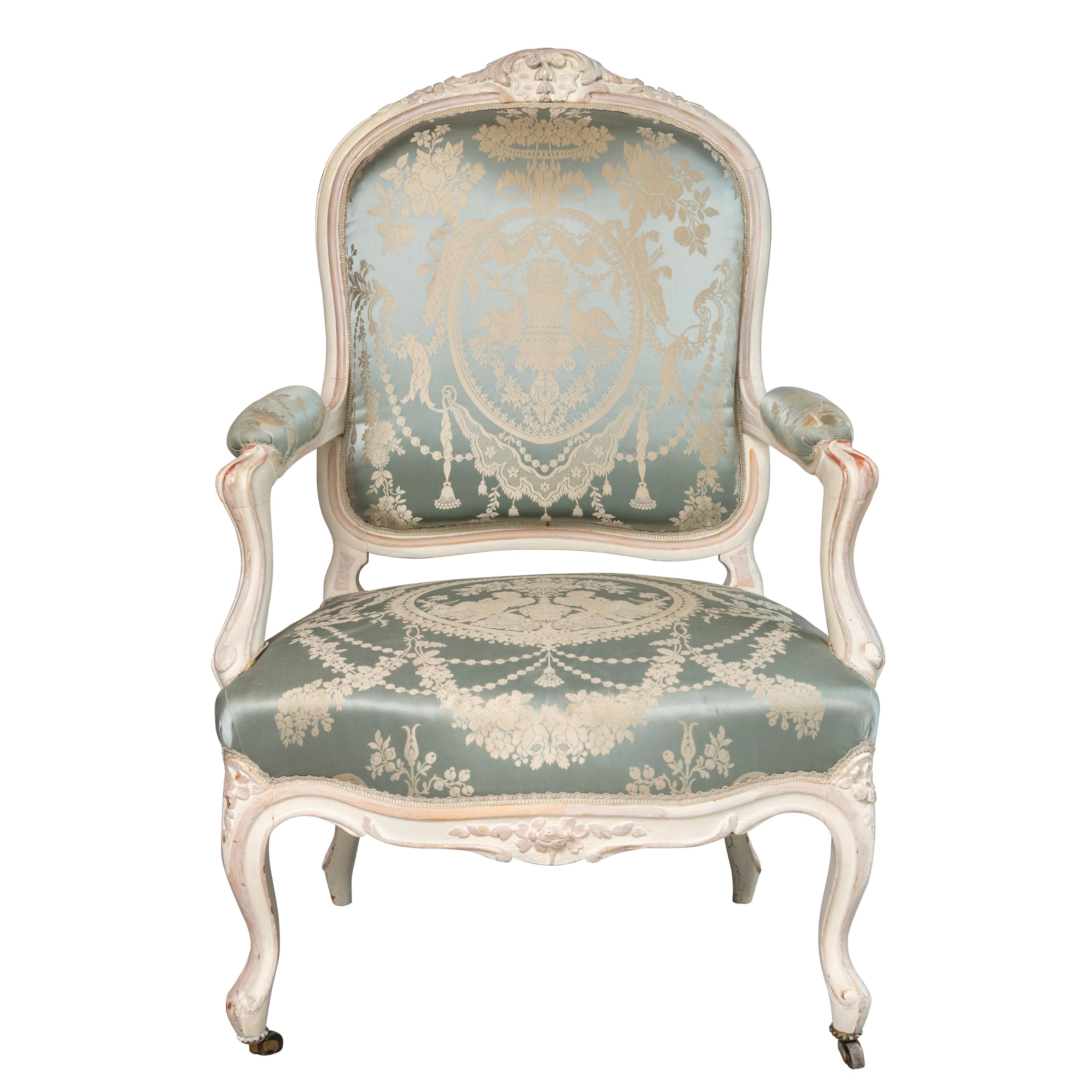 Pareja de Fauteuils/sillones pintados estilo Luis XVI.
Finales del siglo XIX.
Francés.
Tapicería de seda azul
100 cm de alto x 69 cm de ancho x 69 cm de fondo