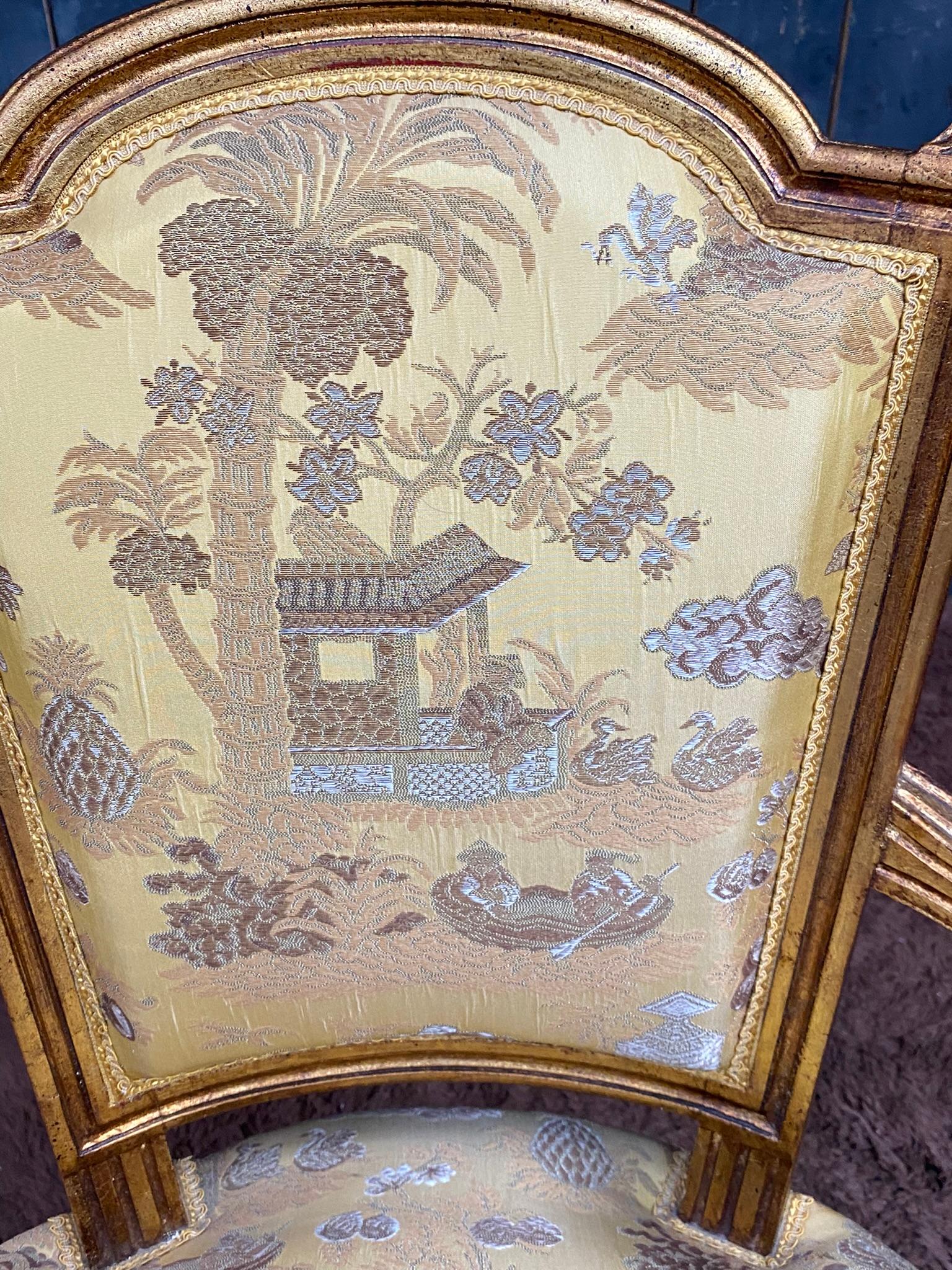 Paar Sessel im Louis-XVI.-Stil aus vergoldetem Holz, chinesischer Deko-Wandteppich im Angebot 7