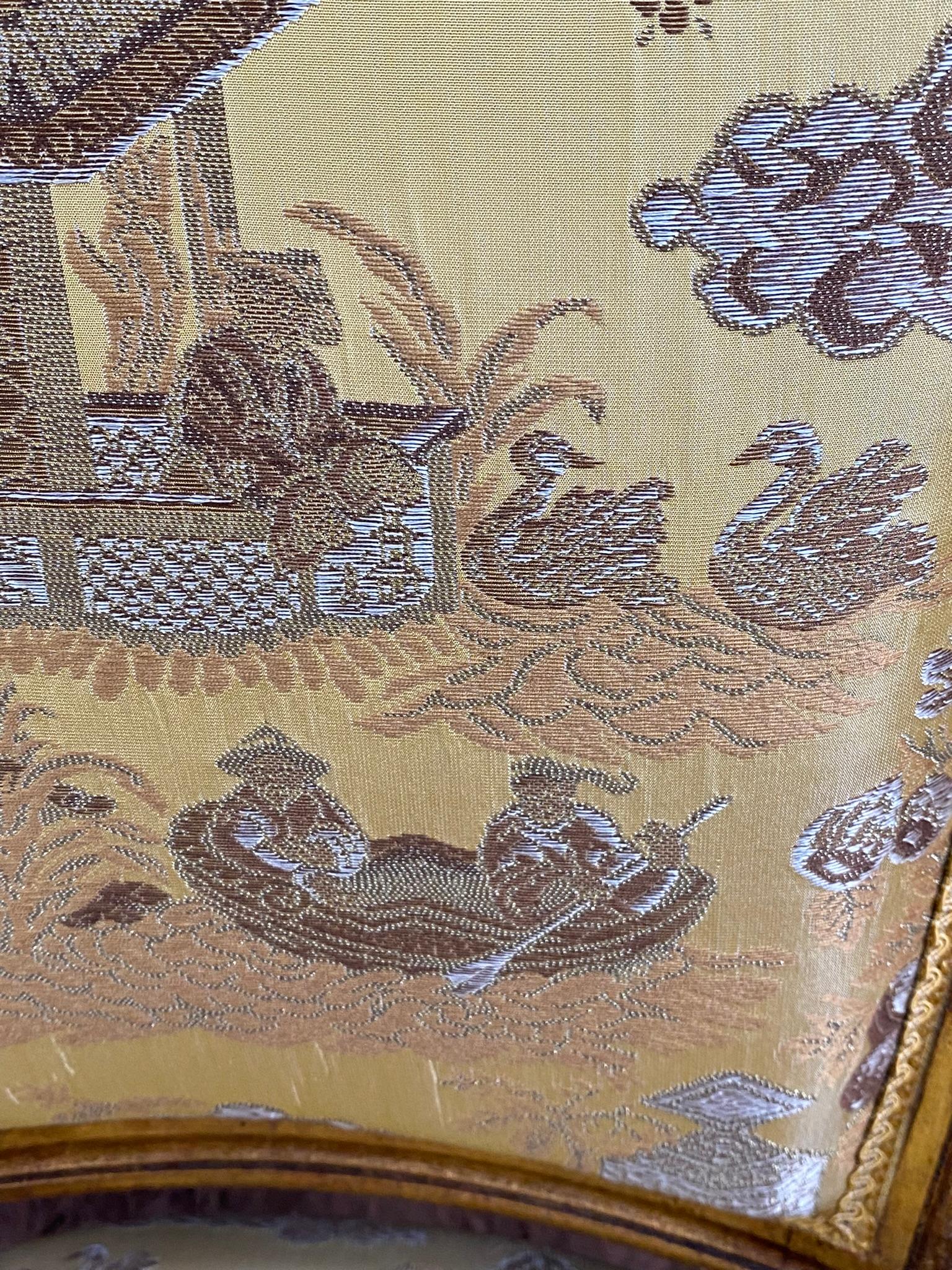 Paar Sessel im Louis-XVI.-Stil aus vergoldetem Holz, chinesischer Deko-Wandteppich im Angebot 8