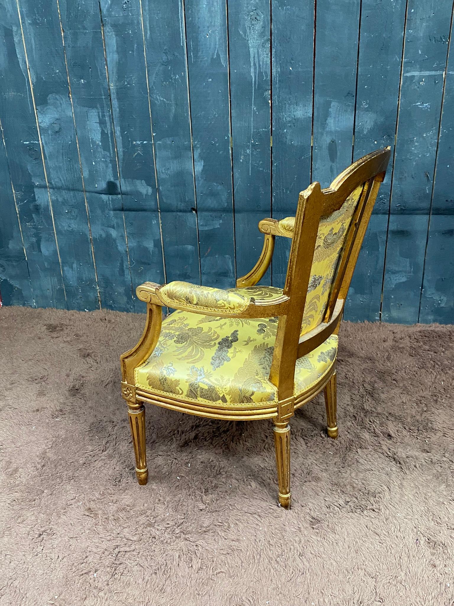 Coppia di poltrone in stile Luigi XVI in legno dorato, tappezzeria con decoro 