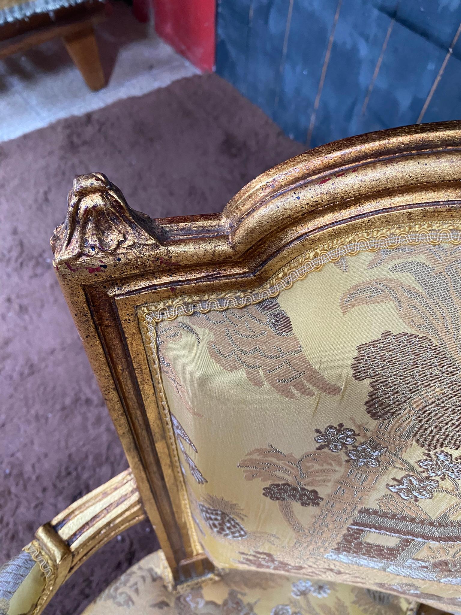Paar Sessel im Louis-XVI.-Stil aus vergoldetem Holz, chinesischer Deko-Wandteppich im Angebot 13
