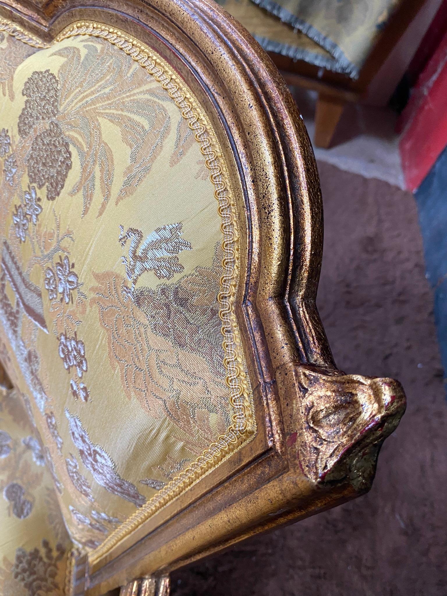 Paar Sessel im Louis-XVI.-Stil aus vergoldetem Holz, chinesischer Deko-Wandteppich (Französisch) im Angebot