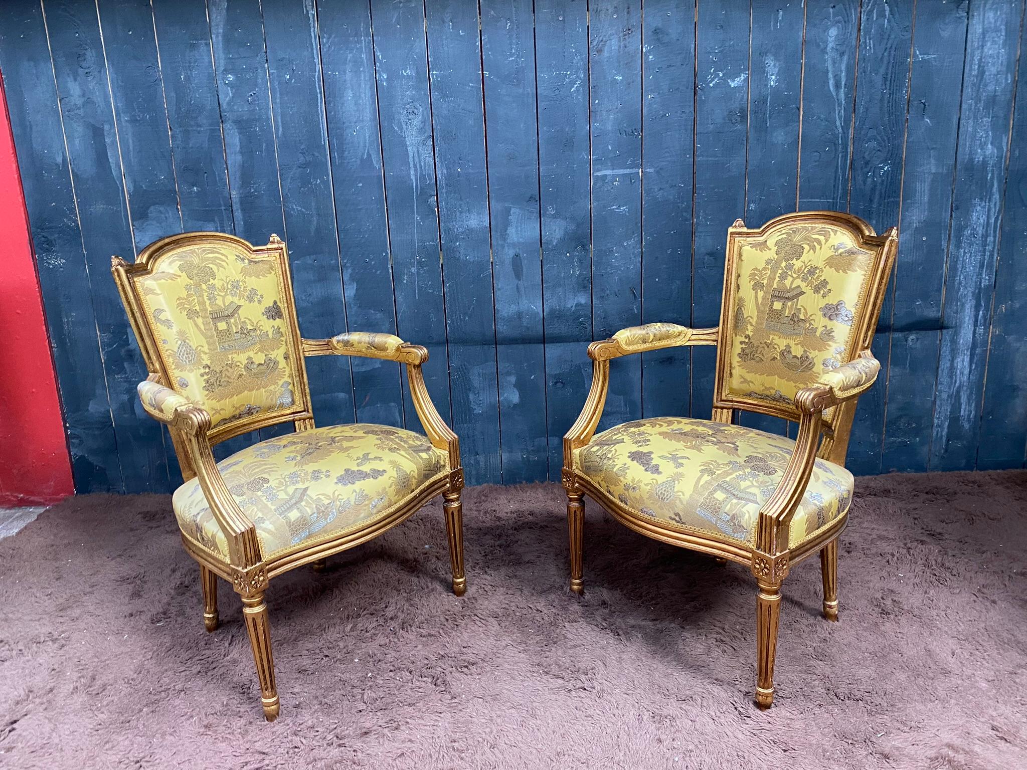 Metà XX secolo Coppia di poltrone in stile Luigi XVI in legno dorato, tappezzeria con decoro 