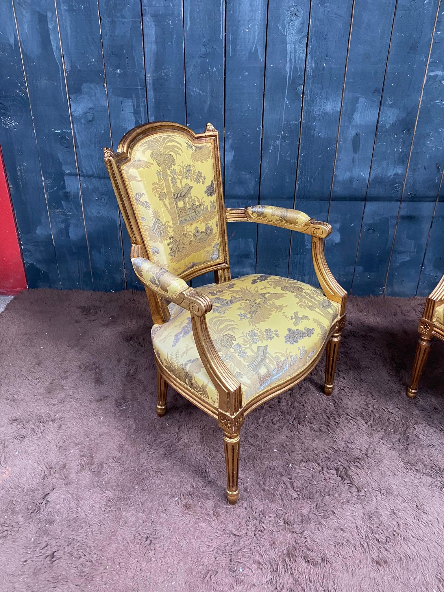 Paar Sessel im Louis-XVI.-Stil aus vergoldetem Holz, chinesischer Deko-Wandteppich (Mitte des 20. Jahrhunderts) im Angebot