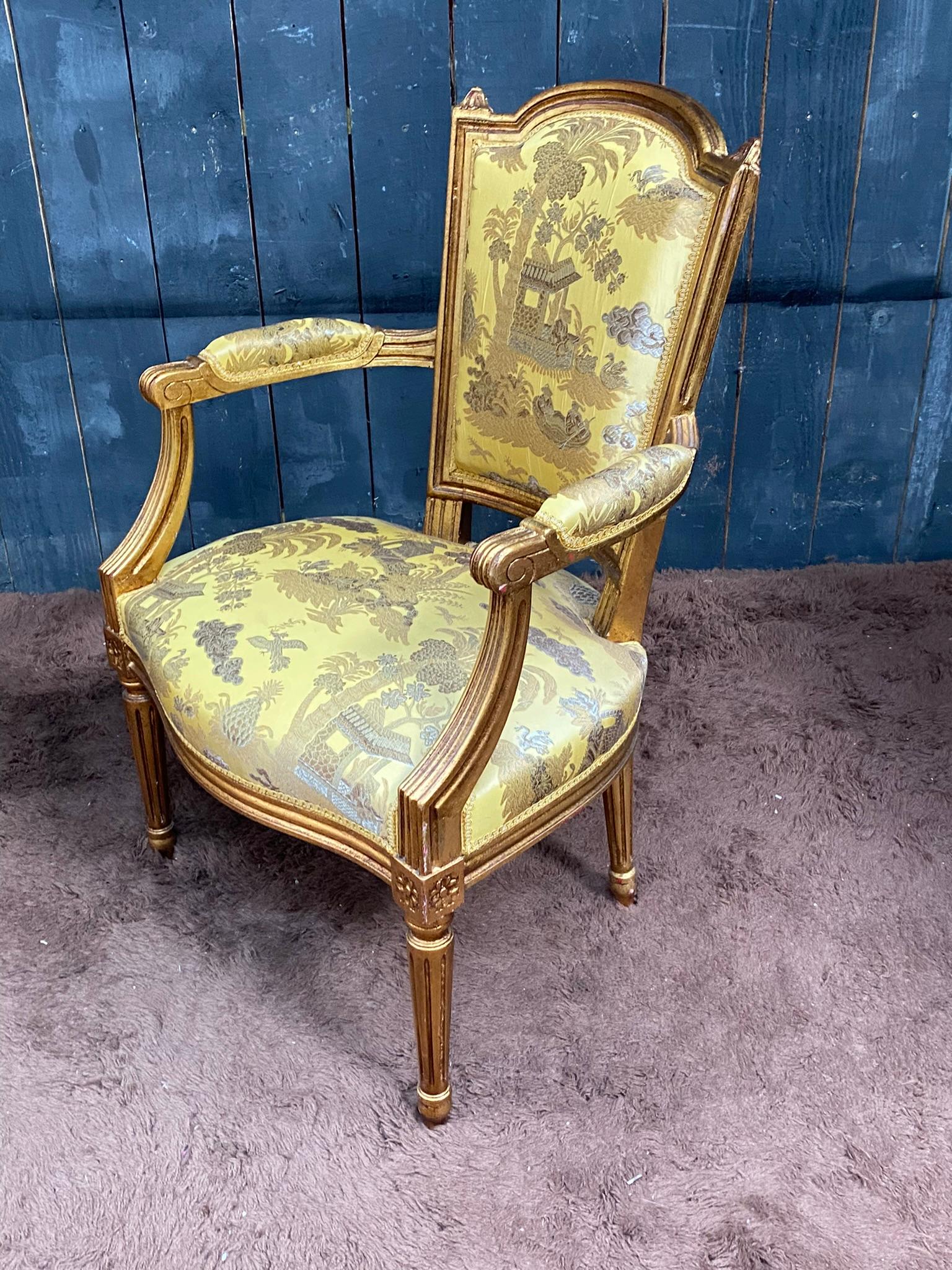 Paar Sessel im Louis-XVI.-Stil aus vergoldetem Holz, chinesischer Deko-Wandteppich im Angebot 1