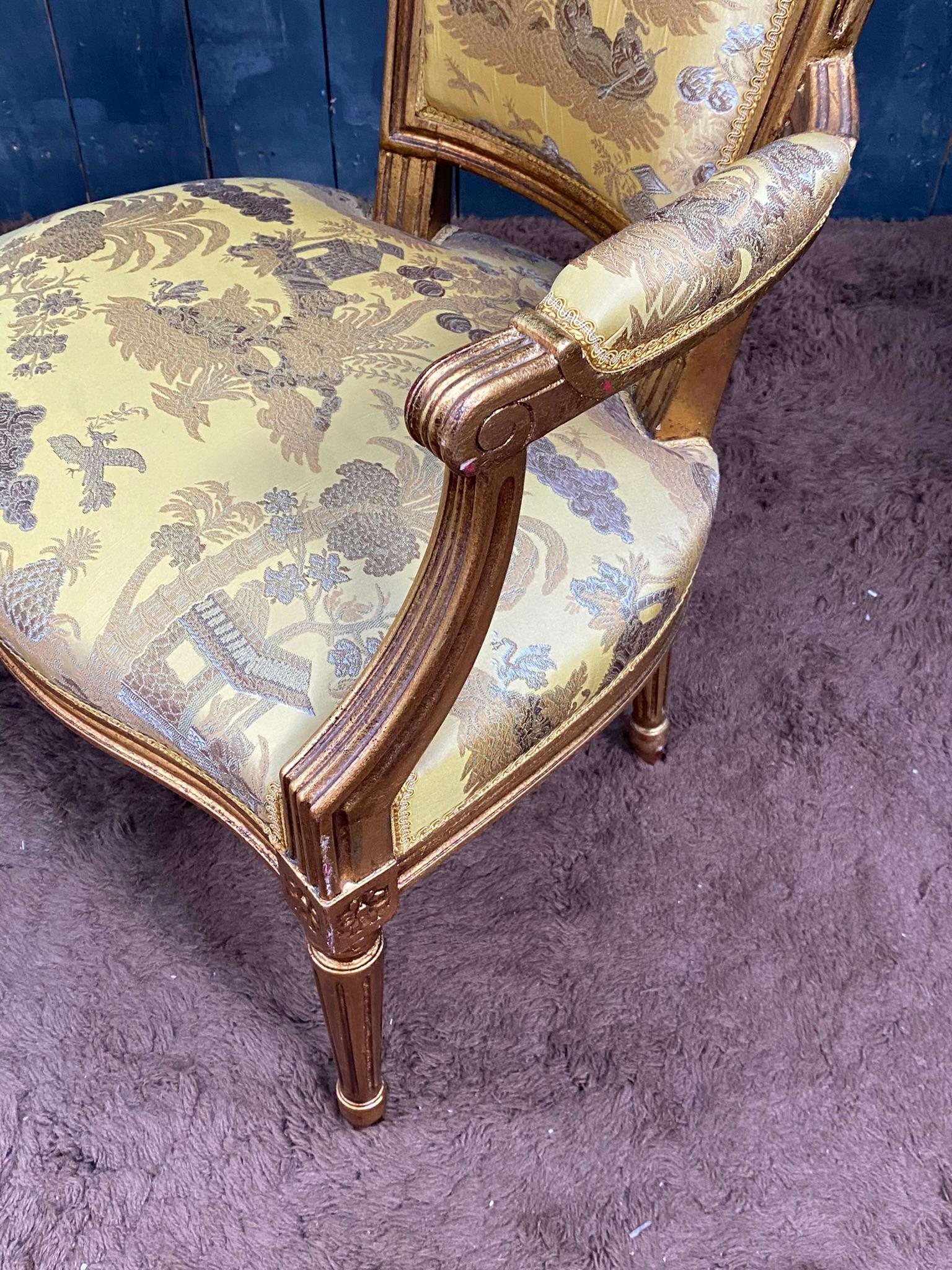 Paar Sessel im Louis-XVI.-Stil aus vergoldetem Holz, chinesischer Deko-Wandteppich im Angebot 2