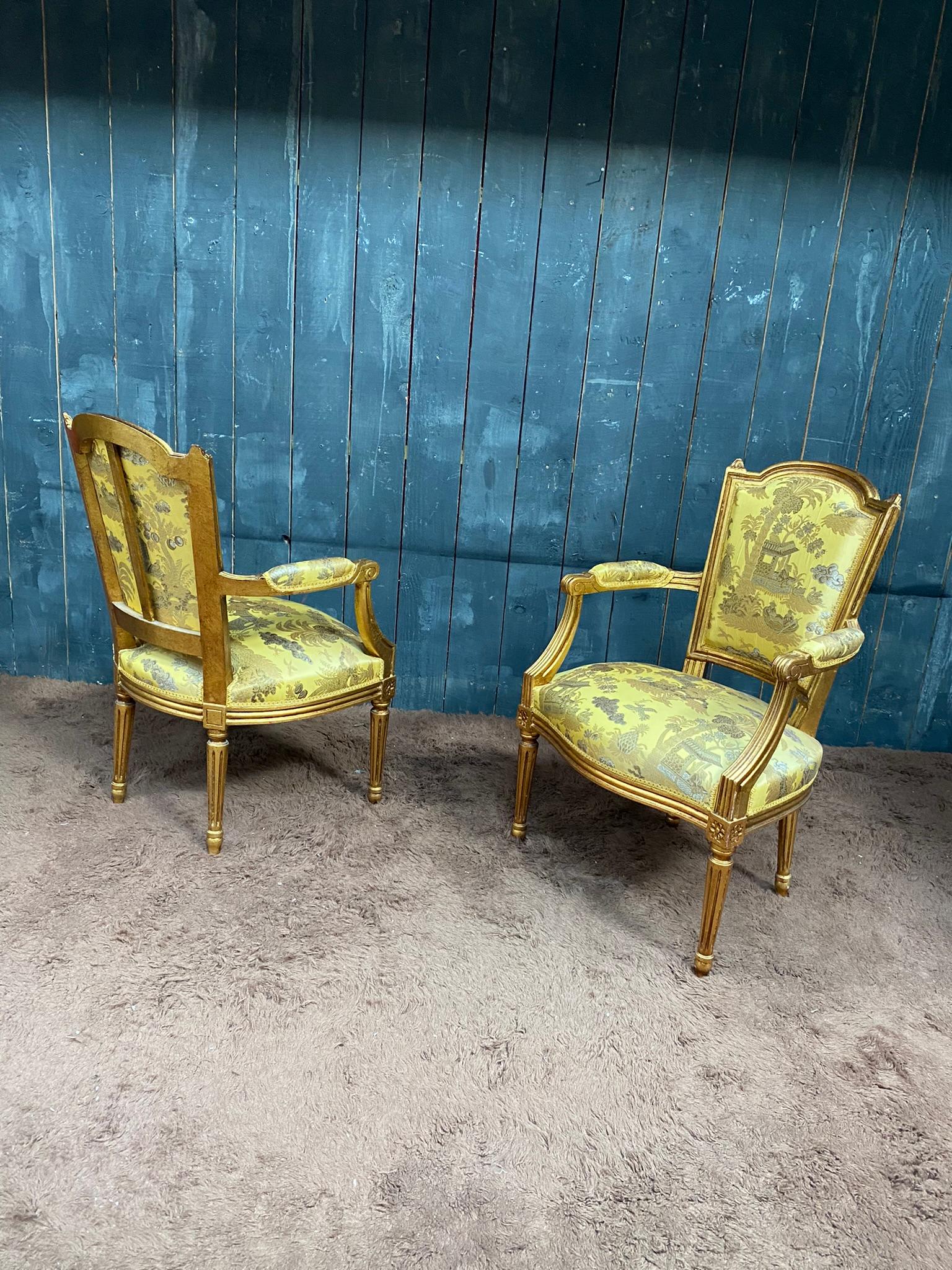Paar Sessel im Louis-XVI.-Stil aus vergoldetem Holz, chinesischer Deko-Wandteppich im Angebot 3
