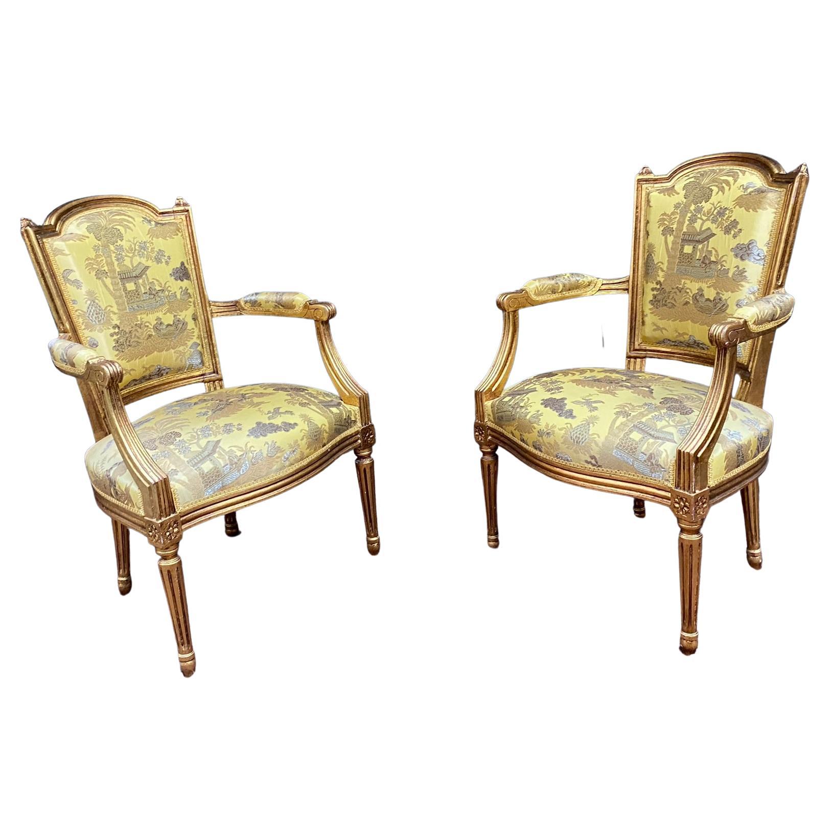 Paar Sessel im Louis-XVI.-Stil aus vergoldetem Holz, chinesischer Deko-Wandteppich im Angebot