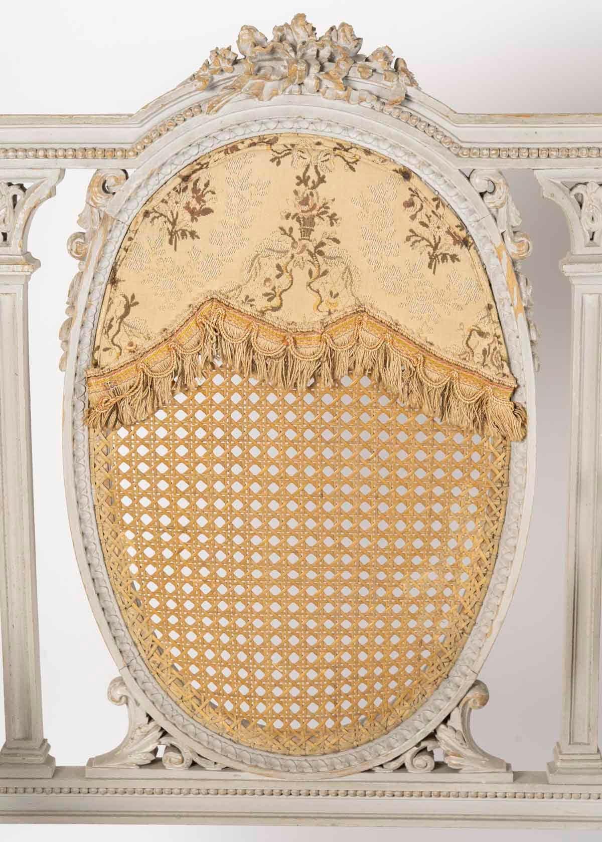 Paire de fauteuils de style Louis XVI en bois sculpté peint et cannage, 19e siècle.

Paire de fauteuils du XIXe siècle, d'époque Napoléon III, en bois sculpté peint et cannage.
H : 96cm, L : 57cm, P : 50cm
Veuillez nous contacter avant de passer