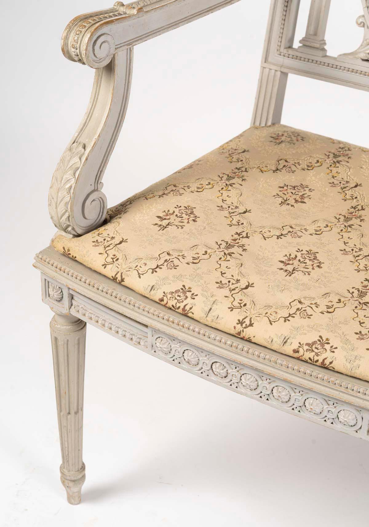 Français Paire de fauteuils de style Louis XVI, en bois sculpté et peint et Cane, 19e siècle. en vente
