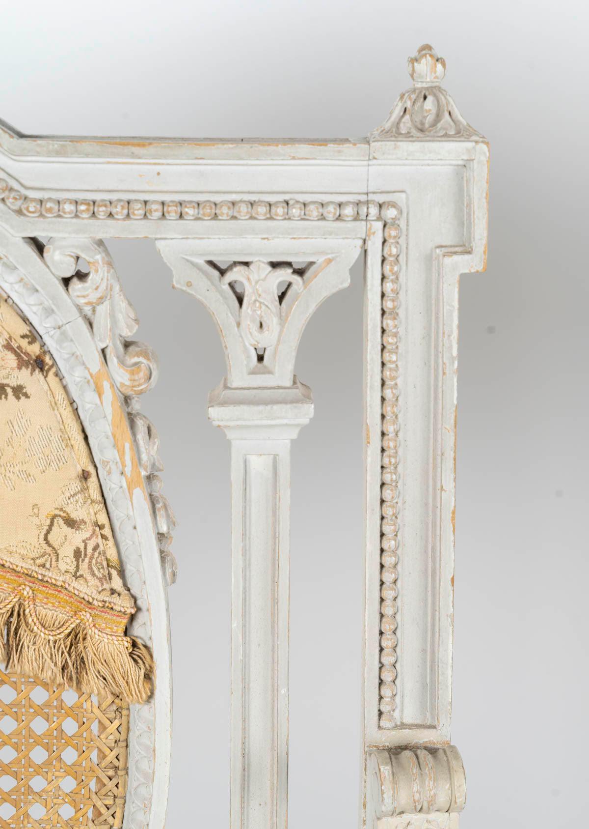 Paire de fauteuils de style Louis XVI, en bois sculpté et peint et Cane, 19e siècle. Bon état - En vente à Saint-Ouen, FR