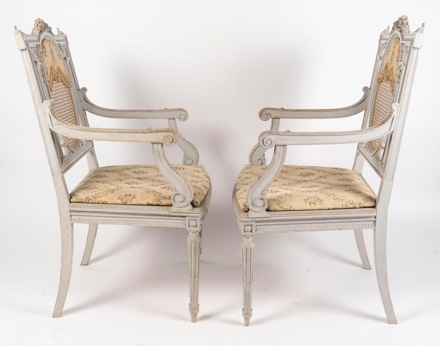 Bois Paire de fauteuils de style Louis XVI, en bois sculpté et peint et Cane, 19e siècle. en vente