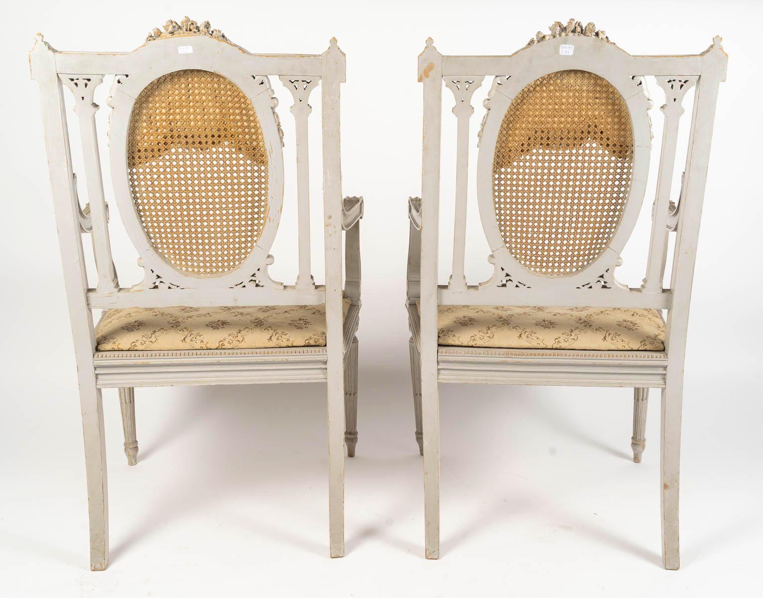 Paire de fauteuils de style Louis XVI, en bois sculpté et peint et Cane, 19e siècle. en vente 1