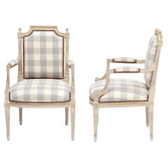 Paire de fauteuils de style Louis XVI, peints en blanc et tapissés en tissu Vichy