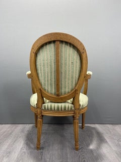 Paire de fauteuils de style Louis XVI avec tapisserie à rayures vertes, 20e siècle