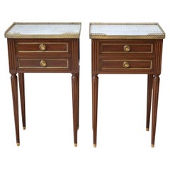 Paire de tables de chevet de style Louis XVI